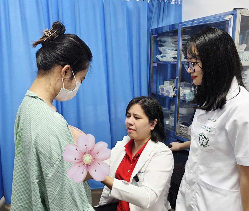 Bác sĩ thăm khám và điều trị cho bệnh nhân