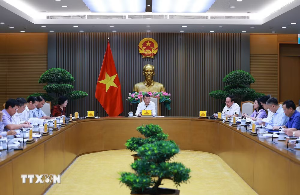 Thủ tướng Lê Minh Hưng làm việc với lãnh đạo Bộ Y tế và các bộ về dự thảo sửa đổi, bổ sung một số điều của luật trong lĩnh vực y tế