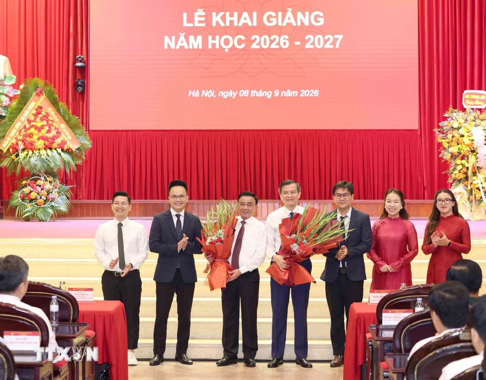 Đại diện học viên tặng hoa chúc mừng Thường trực Ban Bí thư Trần Cẩm Tú và Giám đốc Học viện Chính trị quốc gia Hồ Chí Minh Đoàn Minh Huấn