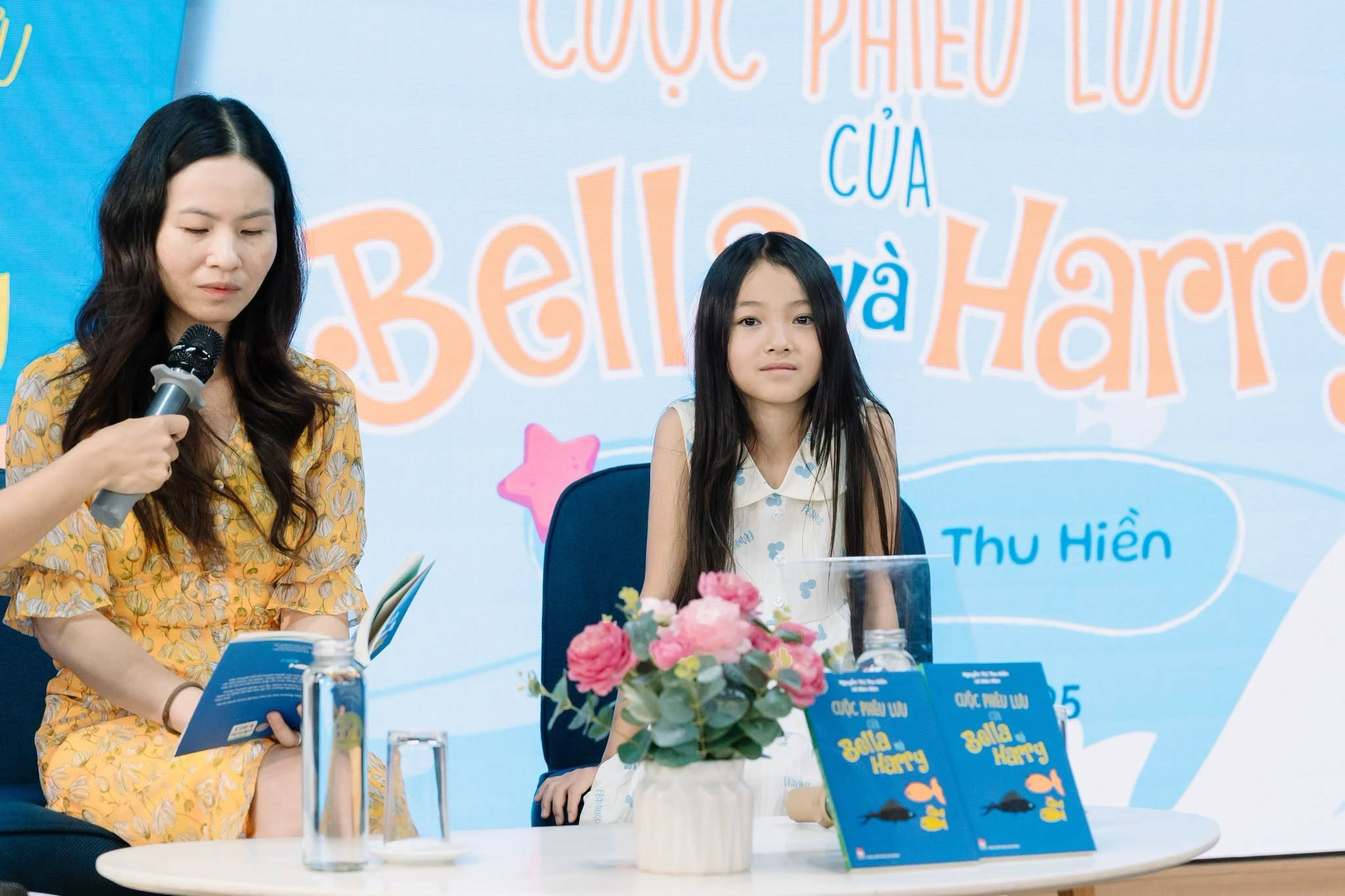 Chị Nguyễn Thị Thu Hiền và con gái Lê Bảo Hân trong một chương trình đọc sách của NXB Kim Đồng