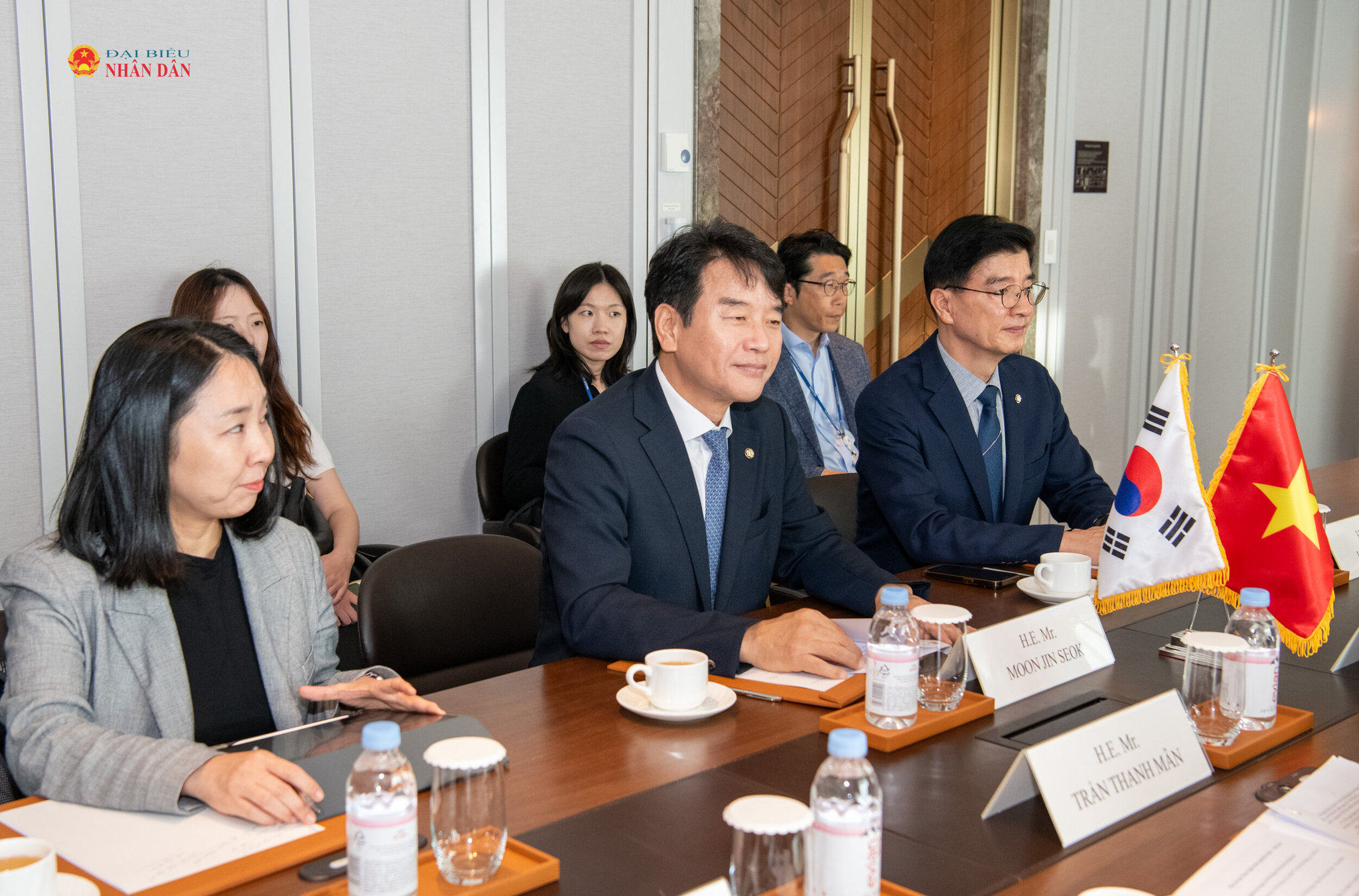 Chủ tịch Nhóm Nghị sĩ hữu nghị (NSHN) Hàn Quốc - Việt Nam Moon Jin Seok phát biểu tại cuộc tiếp.
