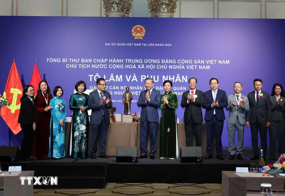 Tổng Bí thư, Chủ tịch nước Tô Lâm tặng quà cho Đại sứ quán và cộng đồng người Việt Nam tại Nga