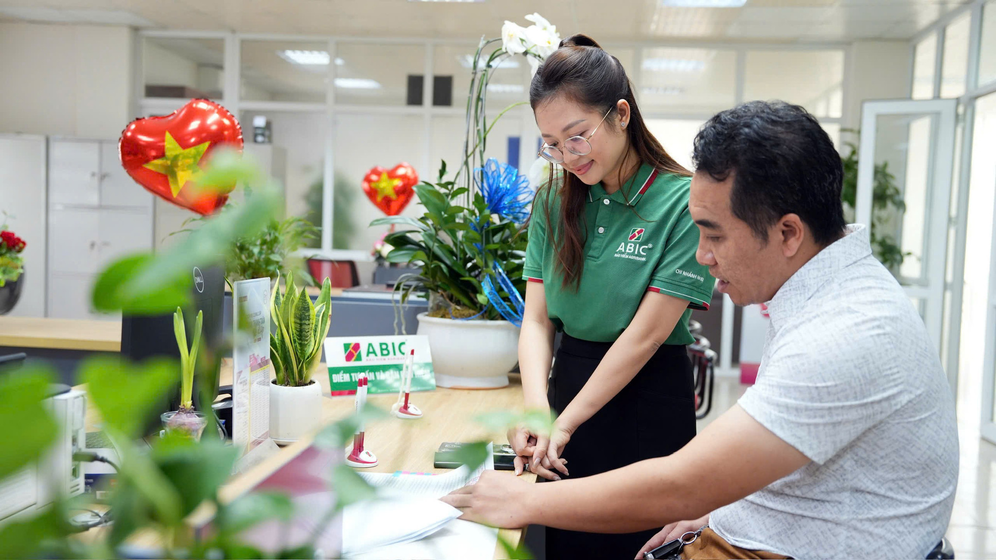 Nhân viên ABIC tư vấn, giúp khách hàng hiểu rõ sản phẩm và các quyền lợi bảo hiểm