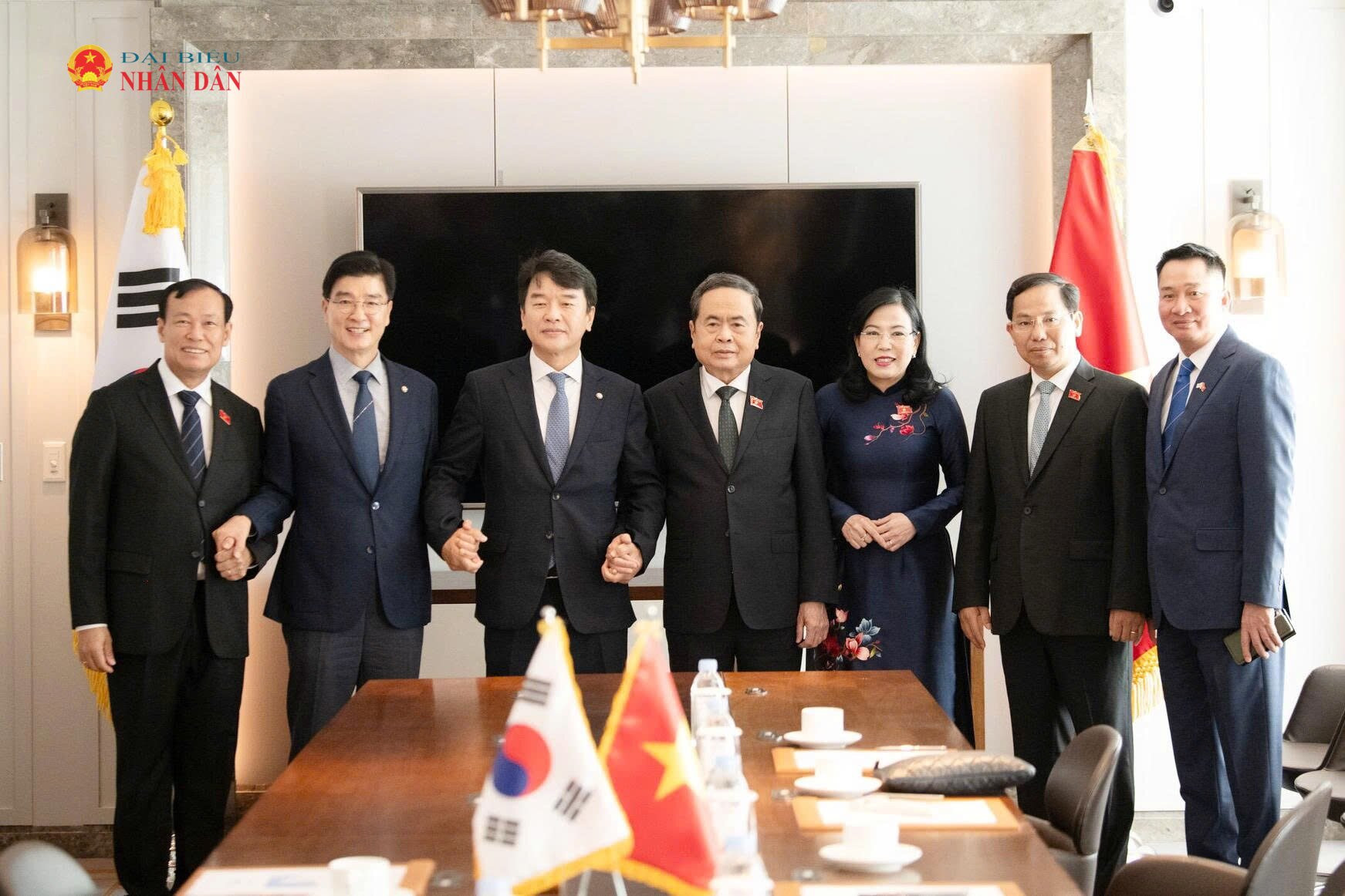 Chủ tịch Quốc hội Trần Thanh Mẫn và Chủ tịch Nhóm Nghị sĩ hữu nghị (NSHN) Hàn Quốc - Việt Nam Moon Jin Seok cùng các đại biểu Việt Nam.