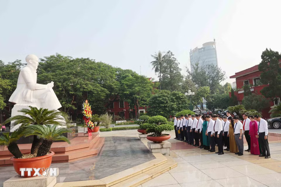 Cán bộ, giảng viên Học viện Chính trị quốc gia Hồ Chí Minh dâng hoa tưởng niệm Chủ tịch Hồ Chí Minh trước Lễ khai giảng năm học mới