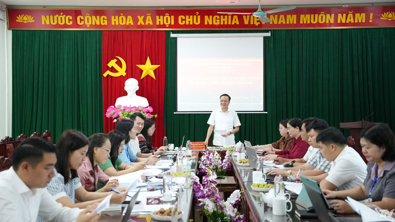 Phó Chủ tịch HĐND tỉnh Thái Nguyên Đồng Văn Lưu cùng các thành viên Đoàn giám sát làm việc với xã Na Rì