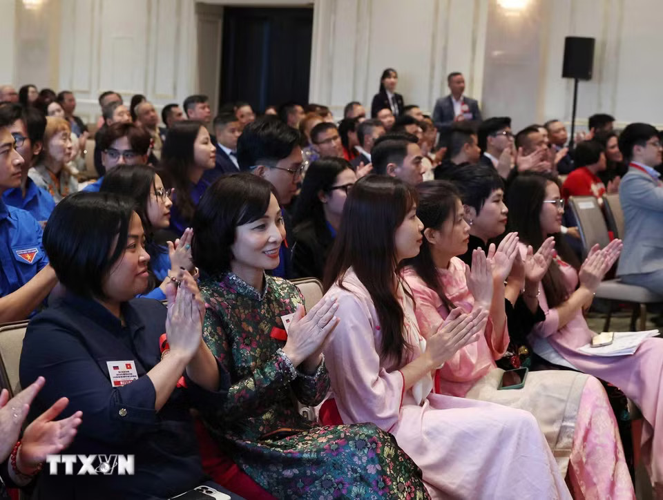 Các đại biểu tham dự cuộc gặp gỡ