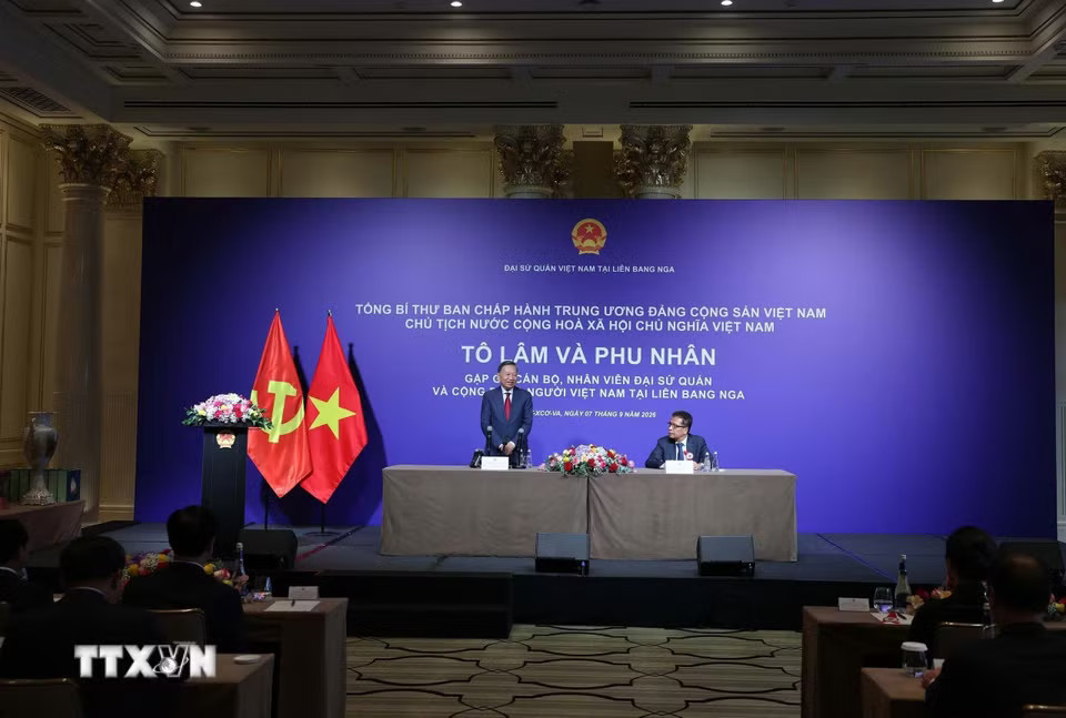 Tổng Bí thư, Chủ tịch nước Tô Lâm nói chuyện thân mật với cán bộ, nhân viên Đại sứ quán và đại diện cộng đồng người Việt Nam tại Nga