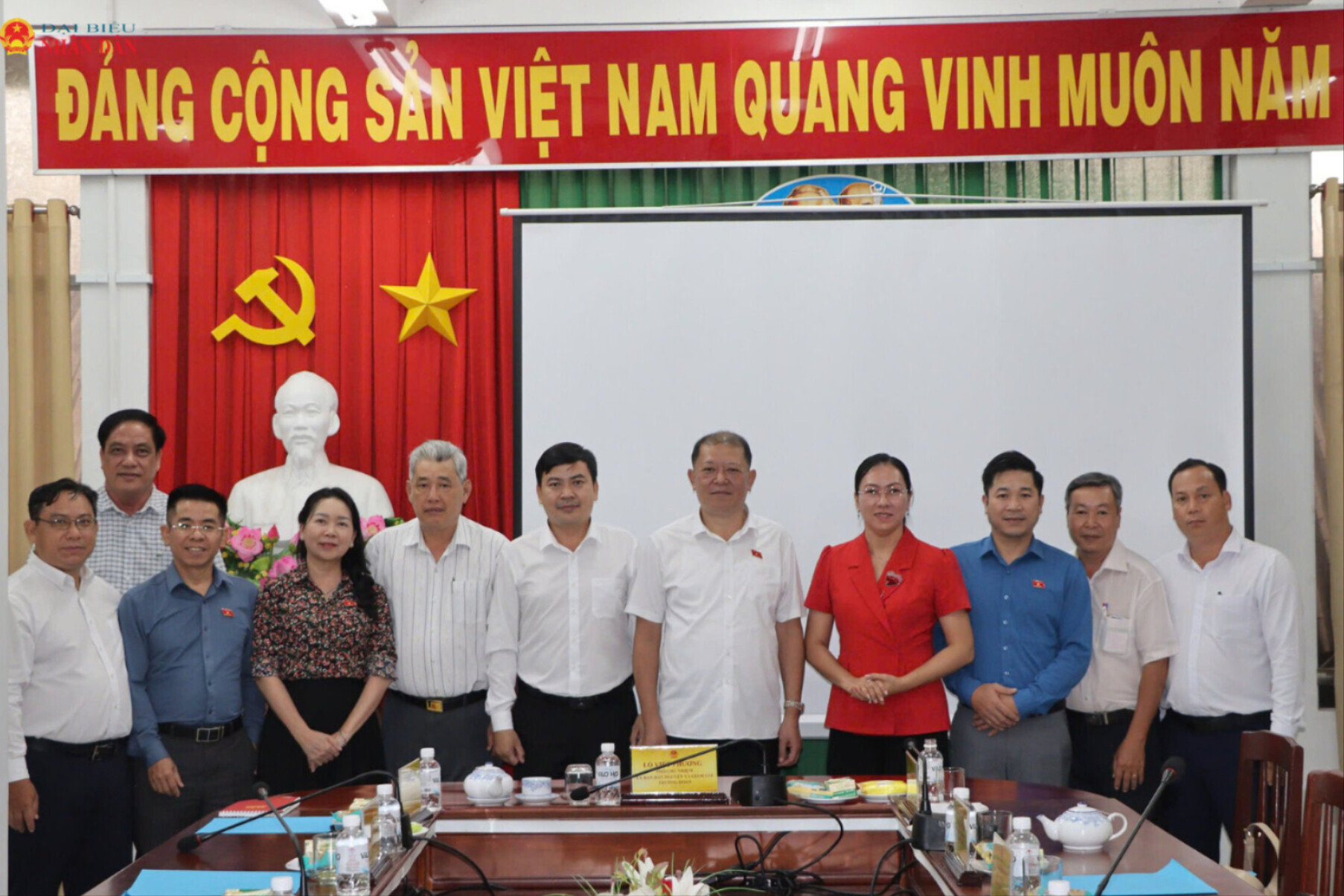 Phó Chủ nhiệm Ủy ban Dân nguyện và Giám sát Lò Việt Phương và các đại biểu tại buổi làm việc với Ban Tiếp công dân tỉnh Vĩnh Long