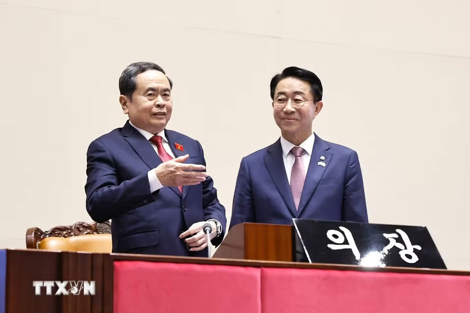 Chủ tịch Quốc hội Trần Thanh Mẫn cùng Chủ tịch Quốc hội Hàn Quốc Cho Jeong Sik tham quan phòng họp của Quốc hội Hàn Quốc