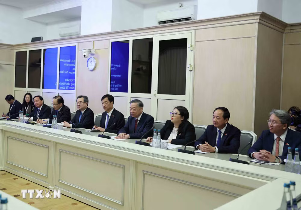 Tổng Bí thư, Chủ tịch nước Tô Lâm và thành viên đoàn cấp cao Việt Nam tại cuộc hội kiến Chủ tịch Duma Quốc gia Nga Vyacheslav Volodin