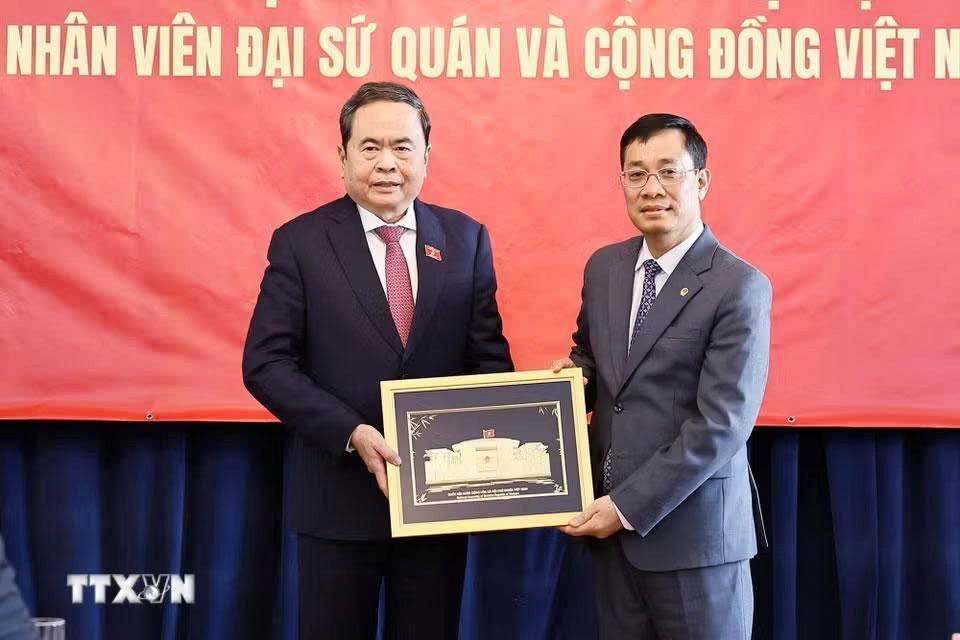 Chủ tịch Quốc hội Trần Thanh Mẫn trao quà tặng quà cán bộ, nhân viên Đại sứ quán Việt Nam tại Mông Cổ
