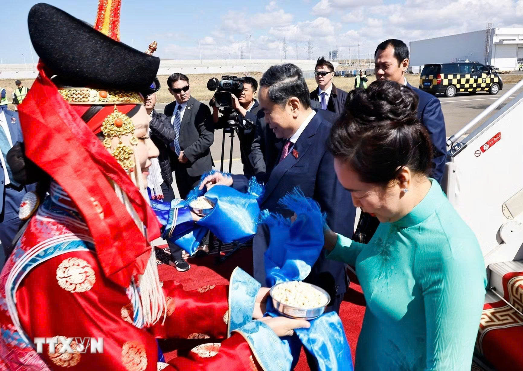 Thiếu nữ Mông Cổ tặng khăn Khadag và mời Chủ tịch Quốc hội cùng Phu nhân ăn bánh Aaruul theo nghi lễ truyền thống của người Mông Cổ