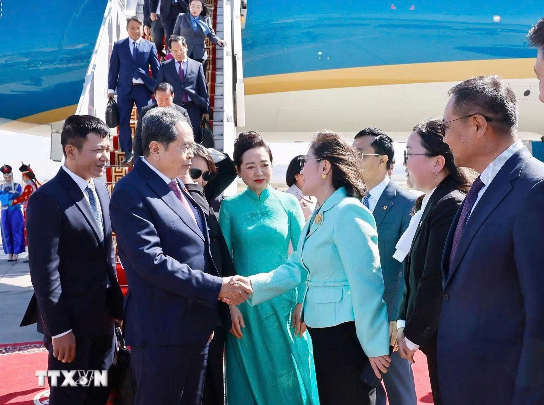 Chủ tịch Nhóm Nghị sĩ hữu nghị Mông Cổ - Việt Nam J. Bayarmaa đón Chủ tịch Quốc hội Trần Thanh Mẫn và Phu nhân tại sân bay Chinggis Khan, Thủ đô Ulan Bator