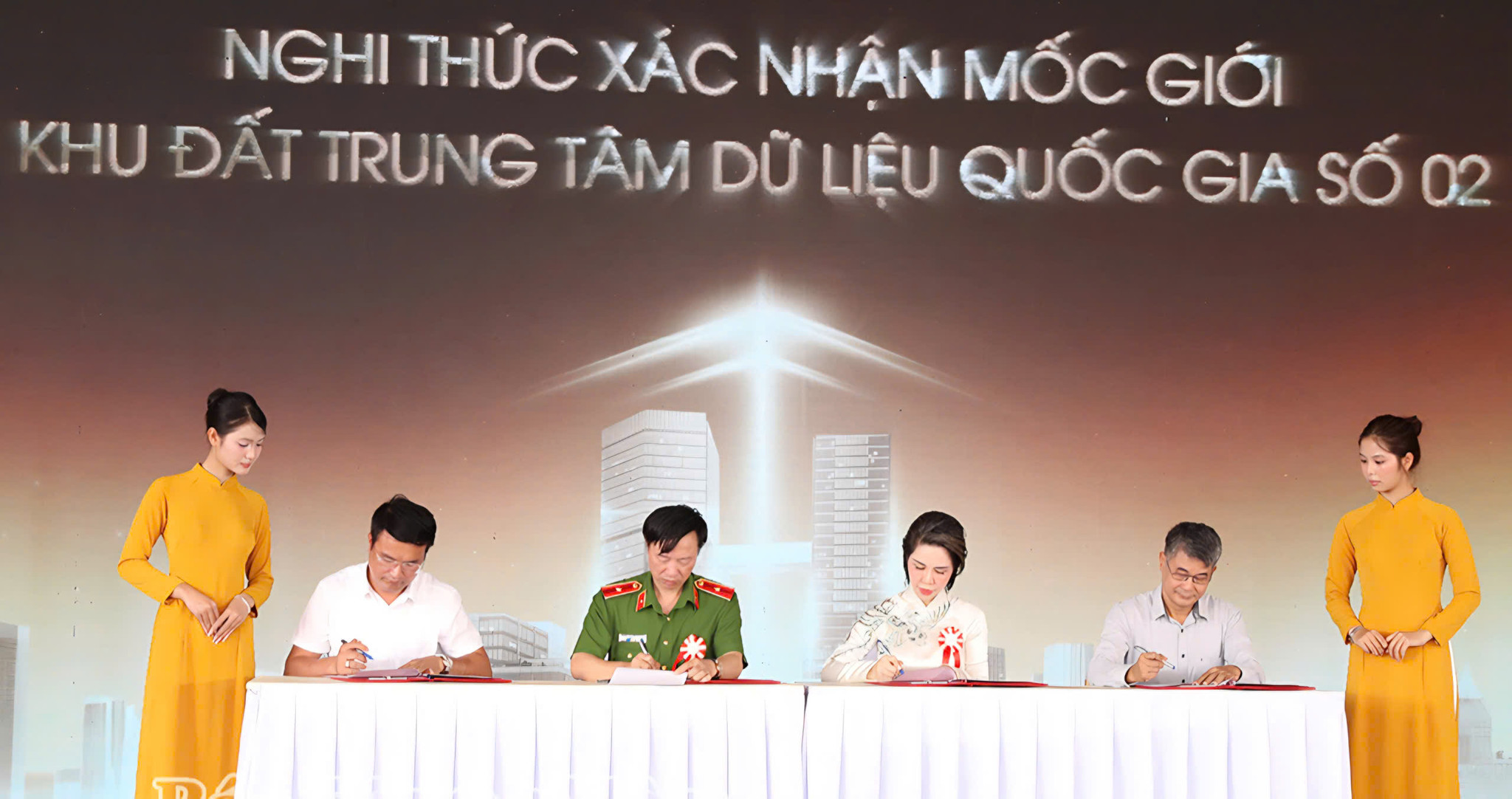 Đại diện lãnh đạo các đơn vị ký kết xác nhận mốc giới khu đất Trung tâm dữ liệu quốc gia số 02