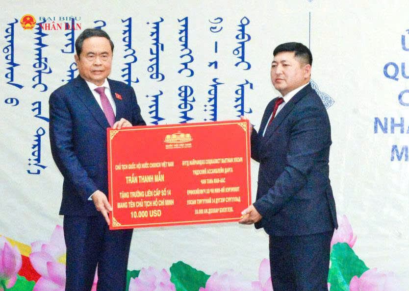 Chủ tịch Quốc hội Trần Thanh Mẫn trao quà tặng Trường liên cấp số 14 mang tên Chủ tịch Hồ Chí Minh