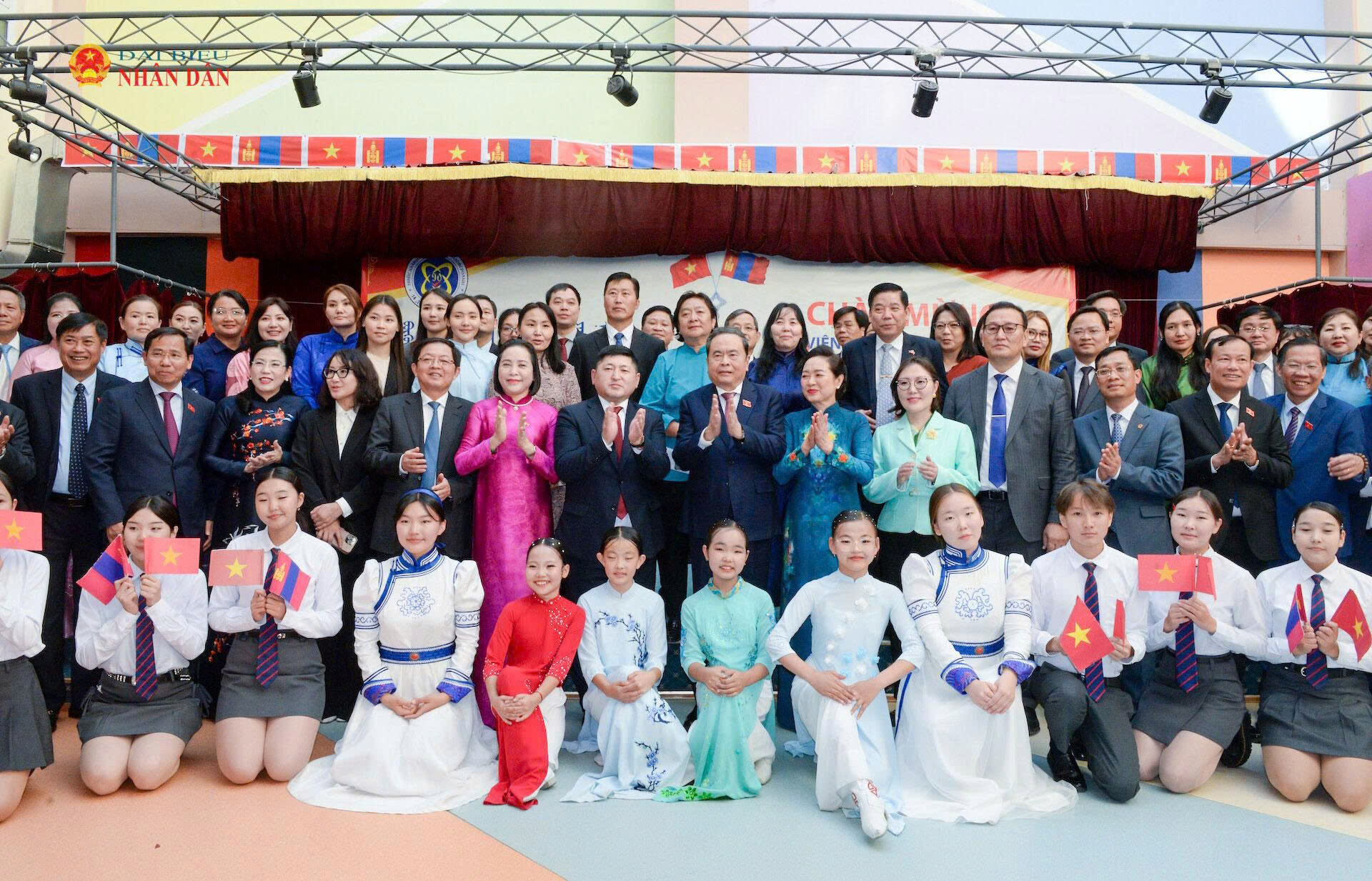 Chủ tịch Quốc hội Trần Thanh Mẫn và Phu nhân cùng với Ban lãnh đạo, các em học sinh Trường 14 mang tên Chủ tịch Hồ Chí Minh chụp ảnh chung