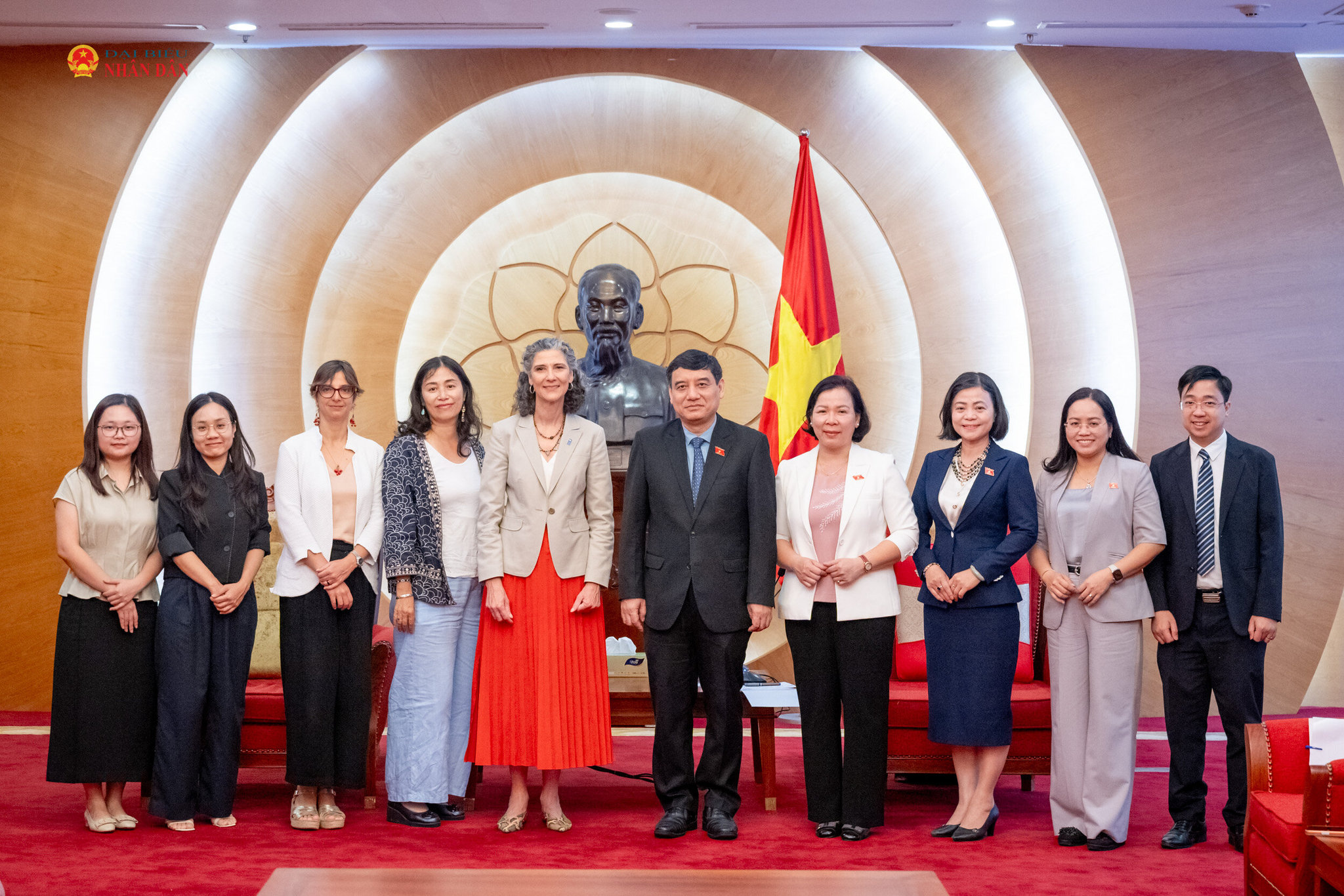 Chủ nhiệm Ủy ban Văn hóa và Xã hội Nguyễn Đắc Vinh và Trưởng đại diện Thường trú UNDP tại Việt Nam Ramla Khalidi chụp ảnh lưu niệm cùng các đại biểu dự cuộc tiếp