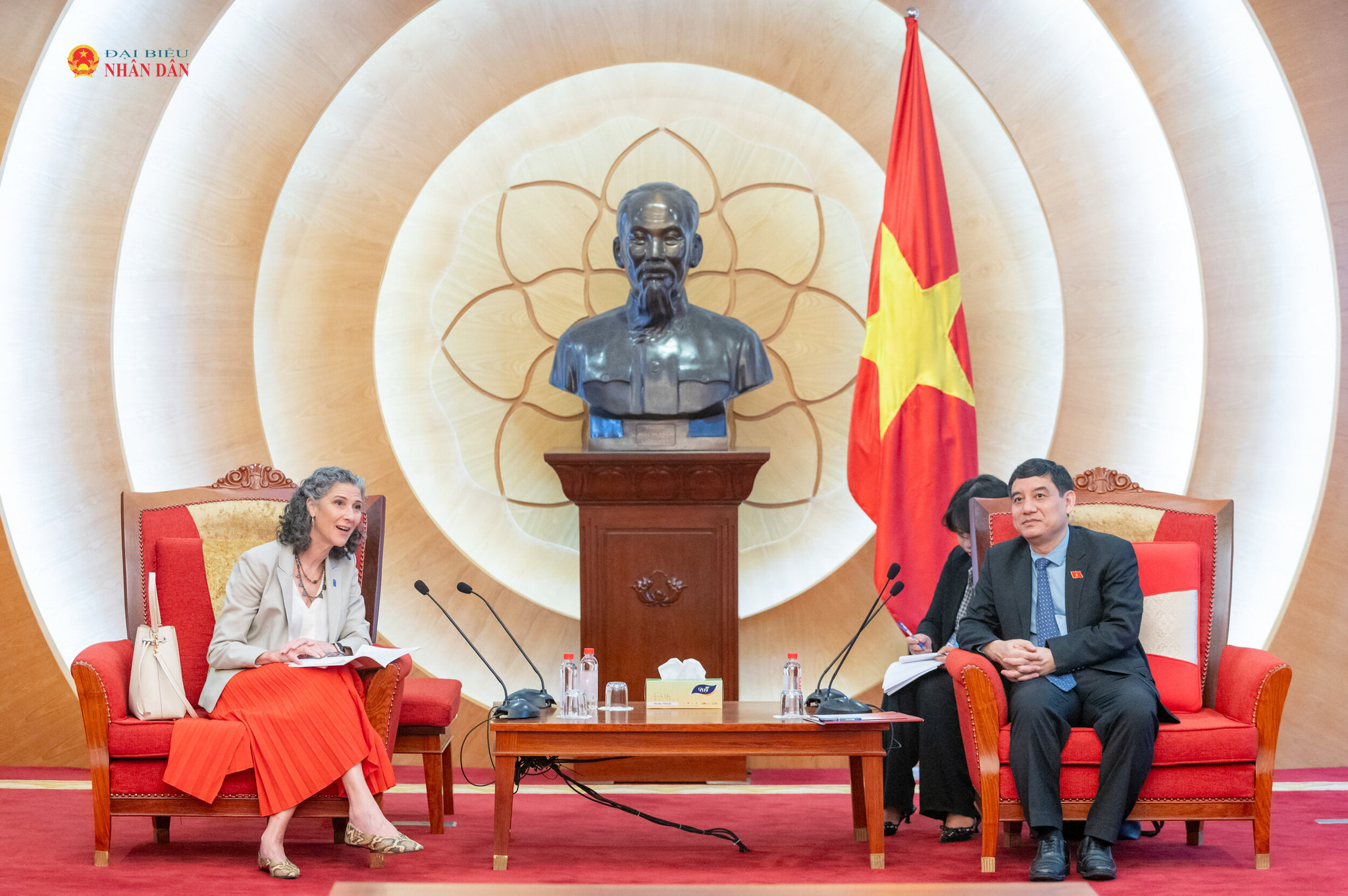 Chủ nhiệm Ủy ban Văn hóa và Xã hội Nguyễn Đắc Vinh tiếp và làm việc với Trưởng đại diện Thường trú UNDP tại Việt Nam Ramla Khalidi
