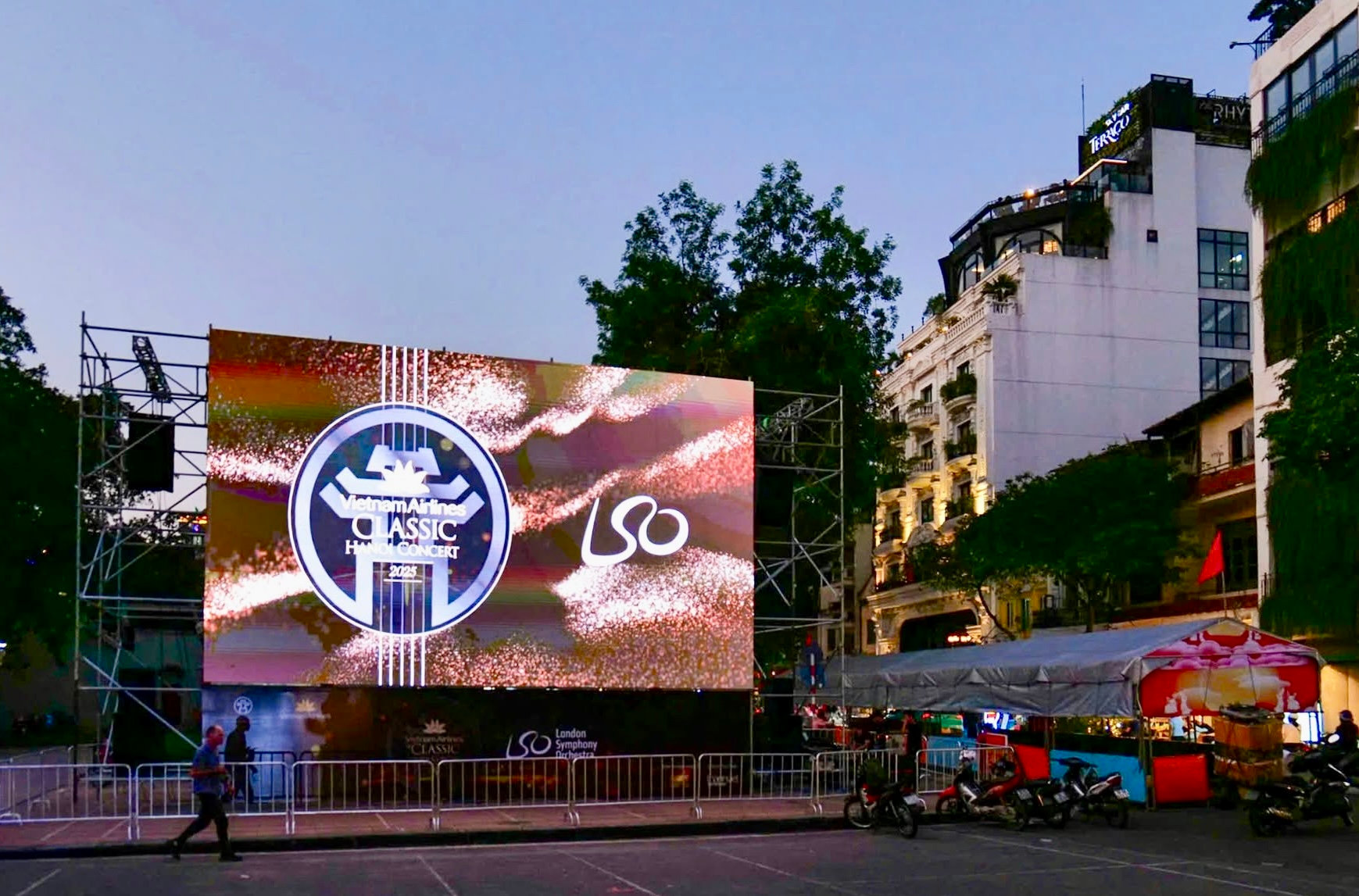 3. Năm 2025, _Vietnam Airlines Classic – Hanoi Concert_ đưa âm nhạc giao hưởng đến gần hơn với công chúng qua hoạt động truyền hình trực tiếp tại khu vực phố đi bộ Hồ Gươm