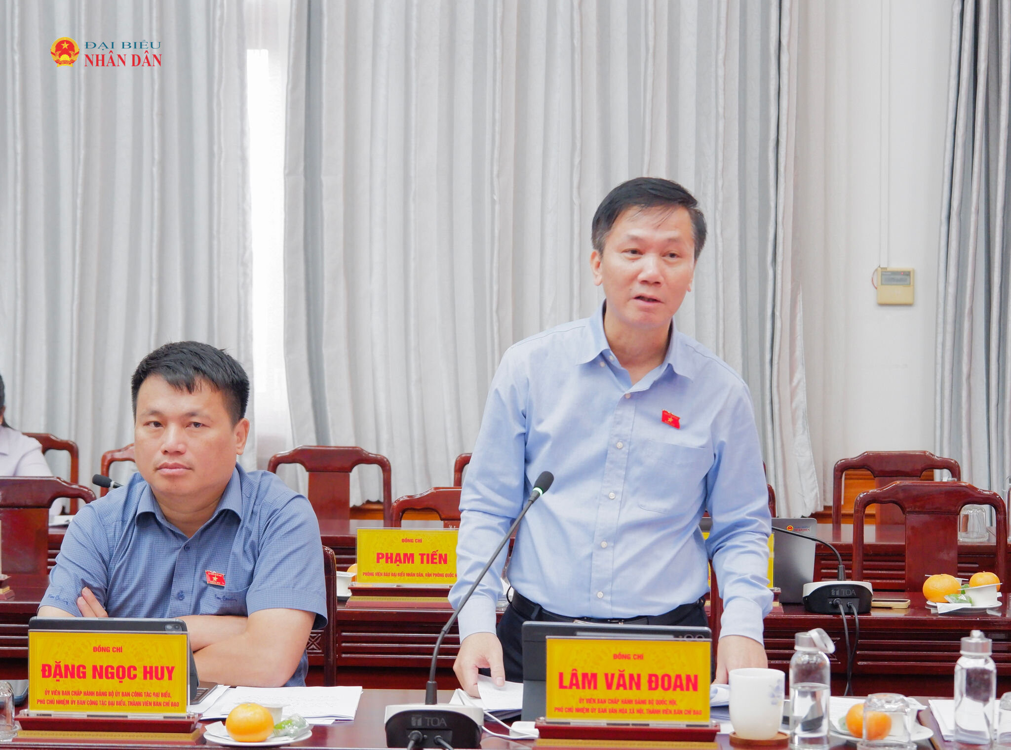 Phó Chủ nhiệm Ủy ban Văn hoá và Xã hội Lâm Văn Đoan phát biểu