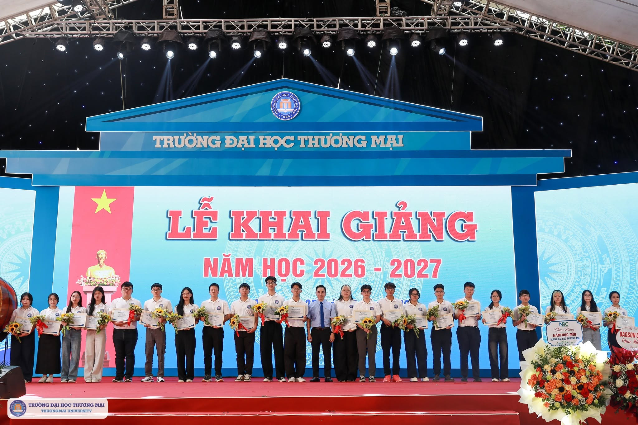Tấn Tài trở thành một trong những tân sinh viên được Trường Đại học Thương mại trao học bổng nhân dịp khai giảng năm học 2026 – 2027