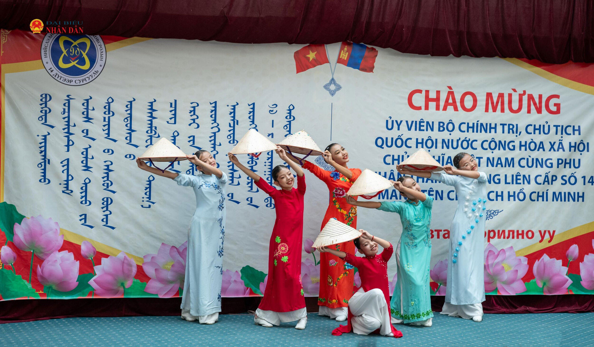 Học sinh Trường 14 biểu diễn văn nghệ chào mừng Chủ tịch Quốc hội Trần Thanh Mẫn và Phu nhân Nguyễn Thị Thanh Nga cùng Đoàn đại biểu cấp cao Việt Nam