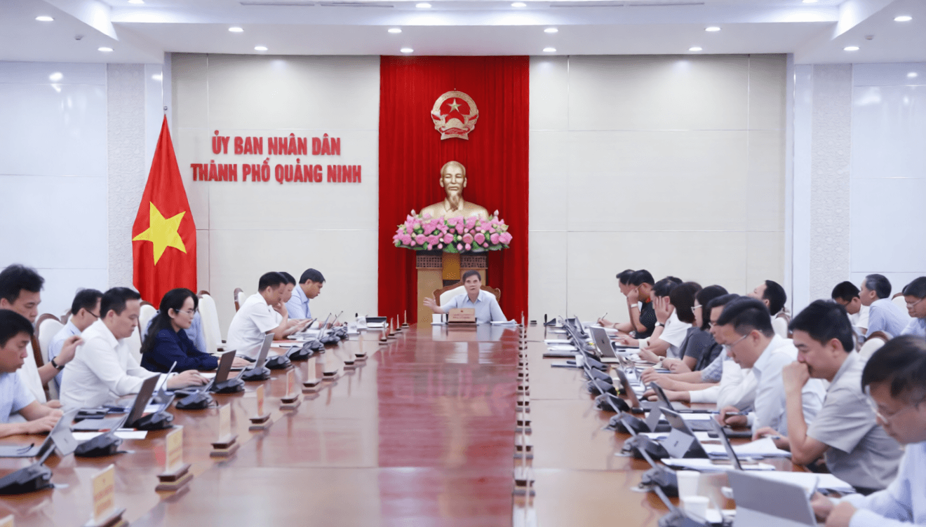 UBND thành phố Quảng Ninh họp nghe kết quả về tình hình triển khai thực hiện các nghị quyết do HĐND thành phố ban hành từ cuối năm 2025 đến nay đang còn hiệu lực. Ảnh: Nguyễn Thanh (dùng báo in)
