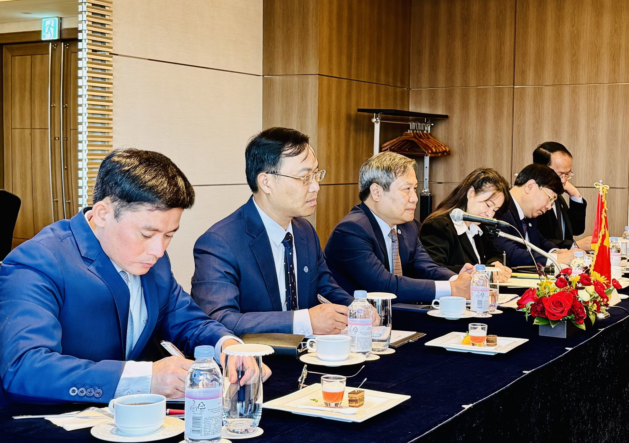 Chủ tịch Ủy ban nhân dân Thành phố Hà Nội Vũ Đại Thắng cùng các đại biểu trong cuộc làm việc với các tập đoàn Hàn Quốc
