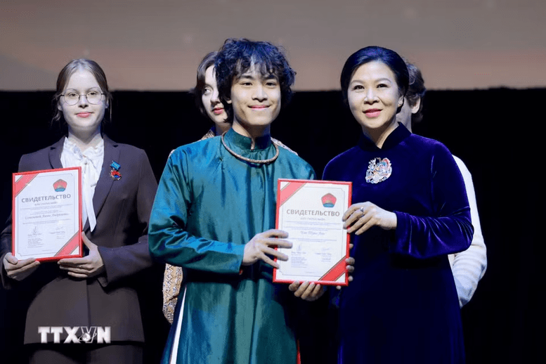 Bà Ngô Phương Ly - Phu nhân Tổng Bí thư, Chủ tịch nước Tô Lâm trao giải thưởng cho các sinh viên có thành tích xuất sắc