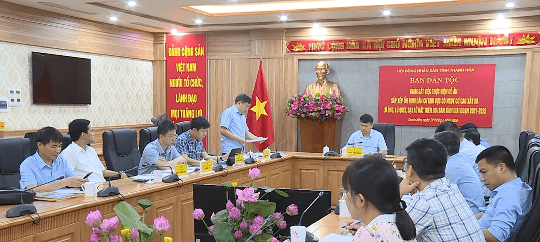 Thành viên Đoàn giám sát phát biểu tại buổi làm việc với Sở Nông nghiệp và Môi trường