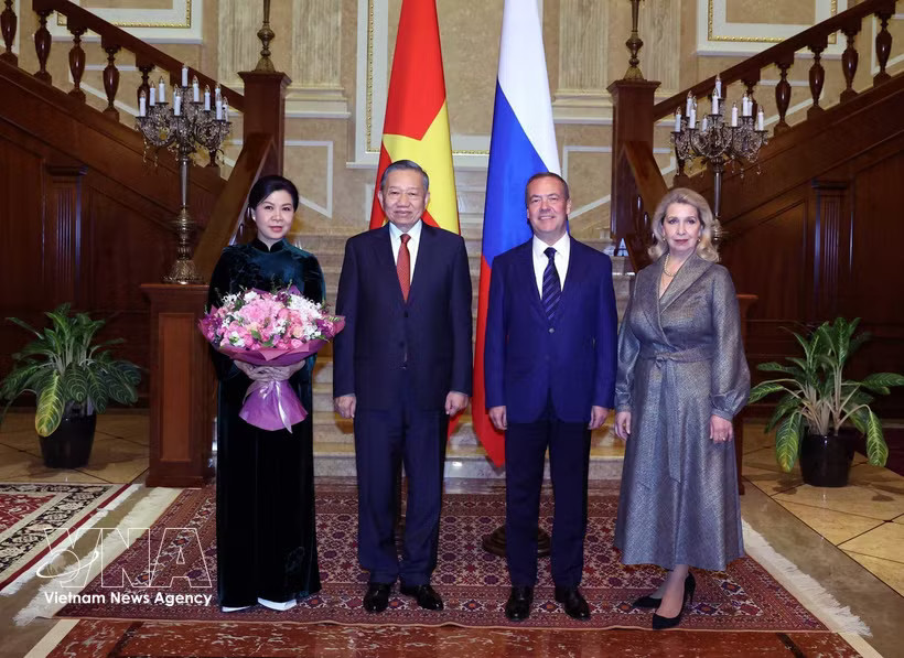 General Secretary and President To Lam and his spouse pose for a photo with Chairman of the United Russia Party and Deputy Chairman of the Security Council of the Russian Federation Dmitry Medvedev and his spouse. (Photo: VNA)