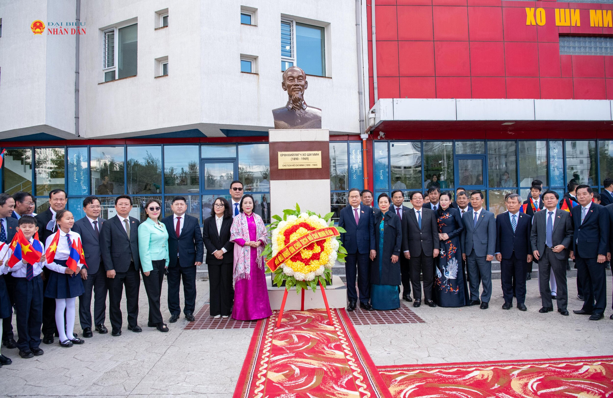 Chủ tịch Quốc hội Trần Thanh Mẫn và Phu nhân cùng các đại biểu chụp ảnh chung trước Tượng đài Chủ tịch Hồ Chí Minh.