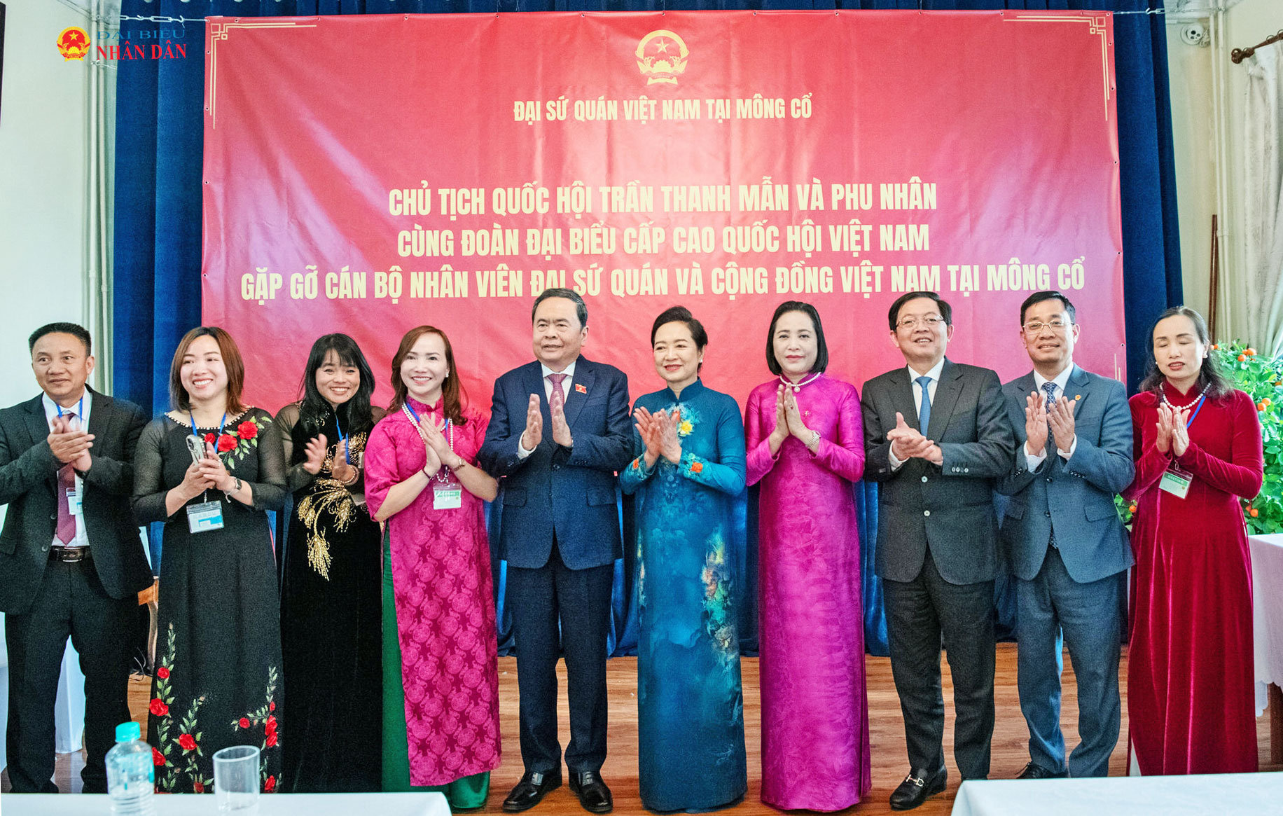 Chủ tịch Quốc hội Trần Thanh Mẫn và Phu nhân Nguyễn Thị Thanh Nga với các đại biểu dự cuộc gặp mặt