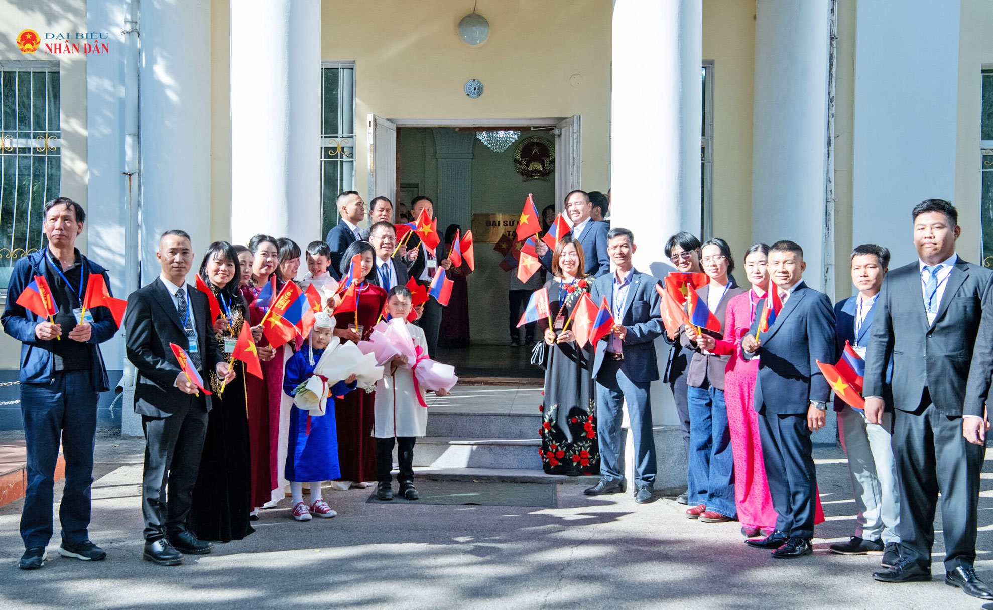 Cán bộ, nhân viên Đại sứ quán Việt Nam và cộng đồng người Việt Nam tại Mông Cổ chào đón Chủ tịch Quốc hội Trần Thanh Mẫn và Phu nhân Nguyễn Thị Thanh Nga cùng Đoàn đại biểu cấp cao Việt Nam