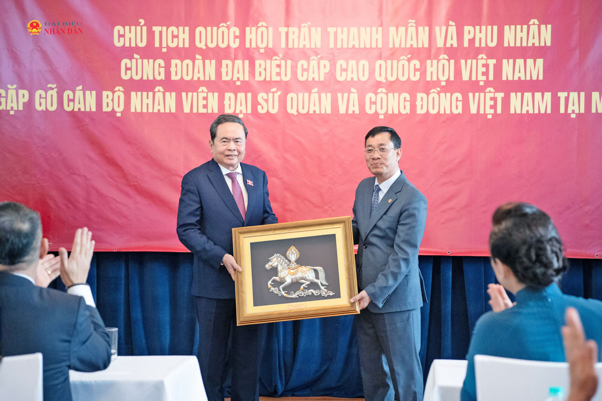 Đại sứ Việt Nam tại Mông Cổ Nguyễn Tuấn Thanh tặng quà lưu niệm Chủ tịch Quốc hội Trần Thanh Mẫn