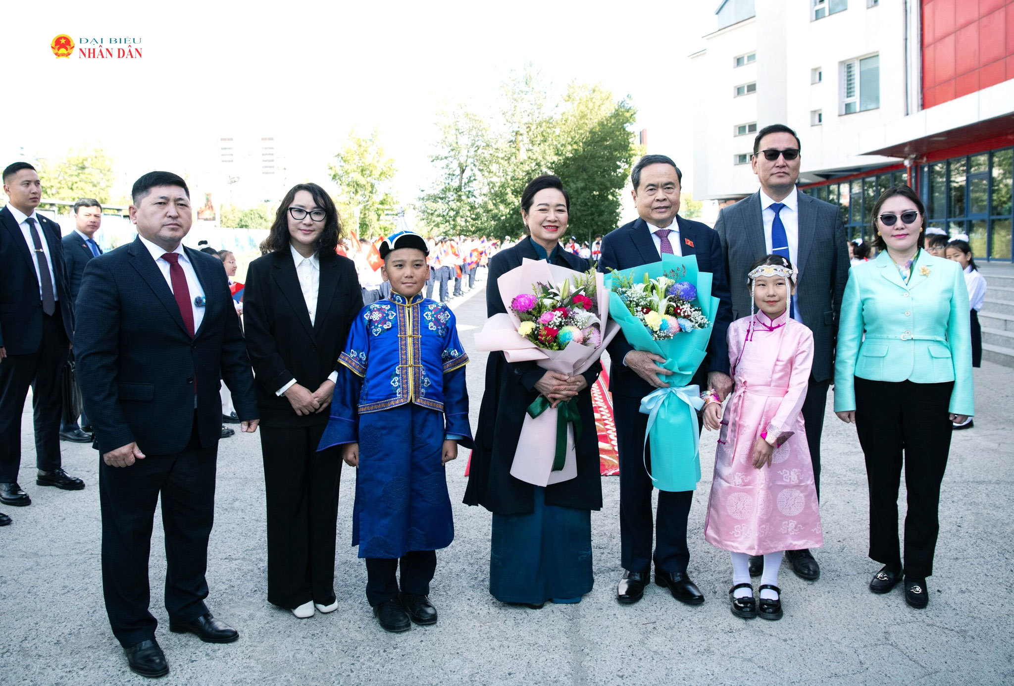 Học sinh Trường 14 mang tên Chủ tịch Hồ Chí Minh tặng hoa Chủ tịch Quốc hội Trần Thanh Mẫn và Phu nhân Nguyễn Thị Thanh Nga