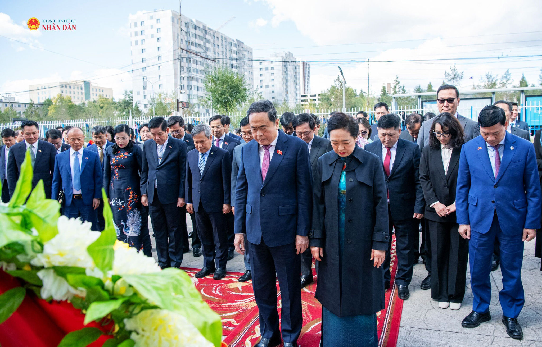 Chủ tịch Quốc hội Trần Thanh Mẫn và Phu nhân cùng các đại biểu dâng hoa tưởng niệm tại Tượng đài Chủ tịch Hồ Chí Minh