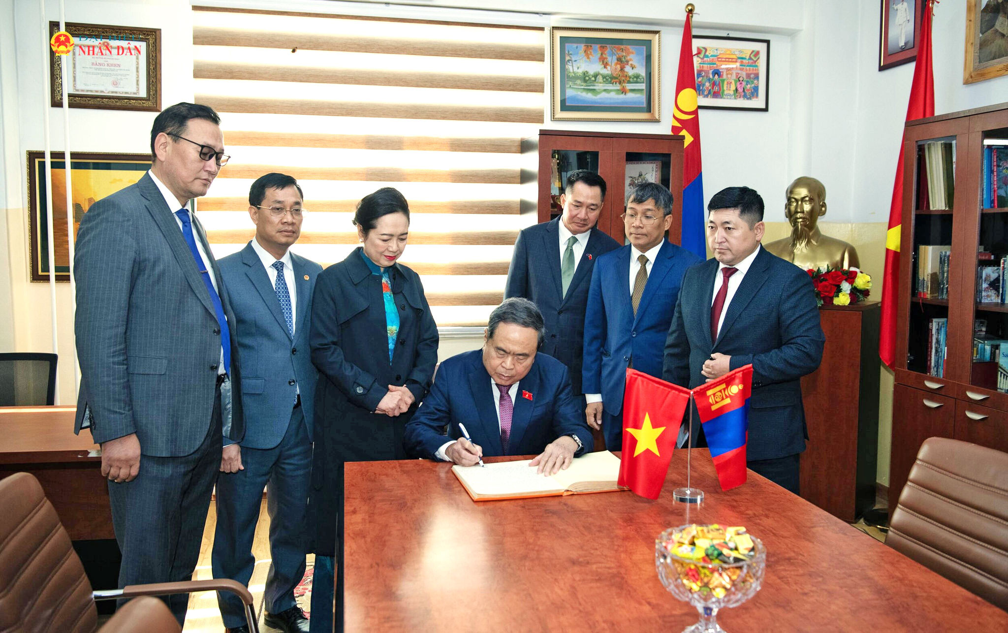 Chủ tịch Quốc hội Trần Thanh Mẫn ký sổ lưu niệm tại Trường 14 mang tên Chủ tịch Hồ Chí Minh