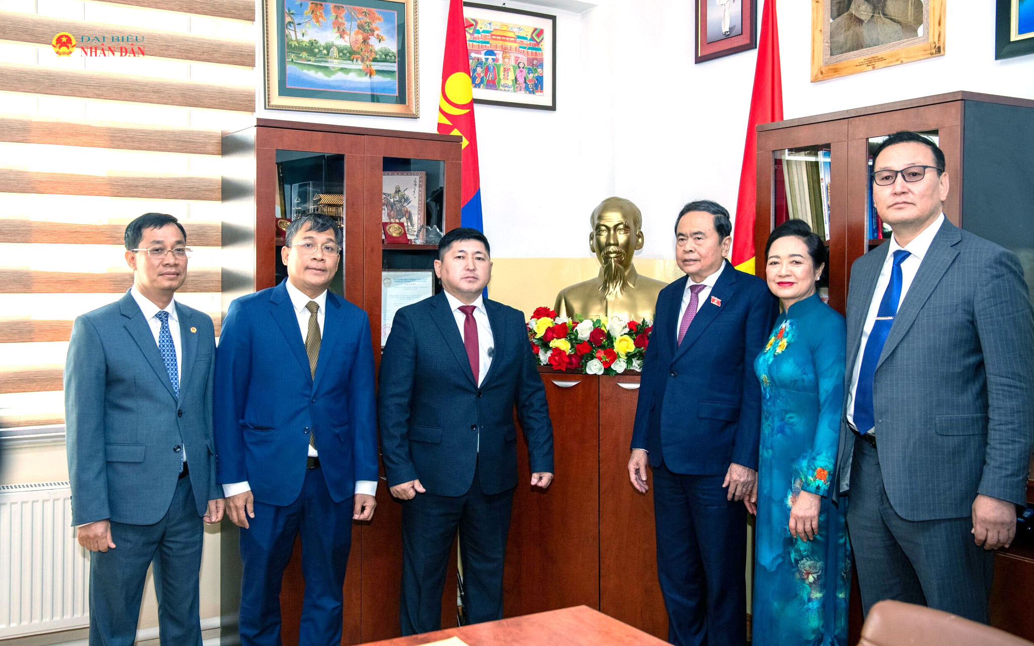 Chủ tịch Quốc hội Trần Thanh Mẫn và Phu nhân cùng các đại biểu chụp ảnh chung tại phòng truyền thống của Trường 14 mang tên Chủ tịch Hồ Chí Minh