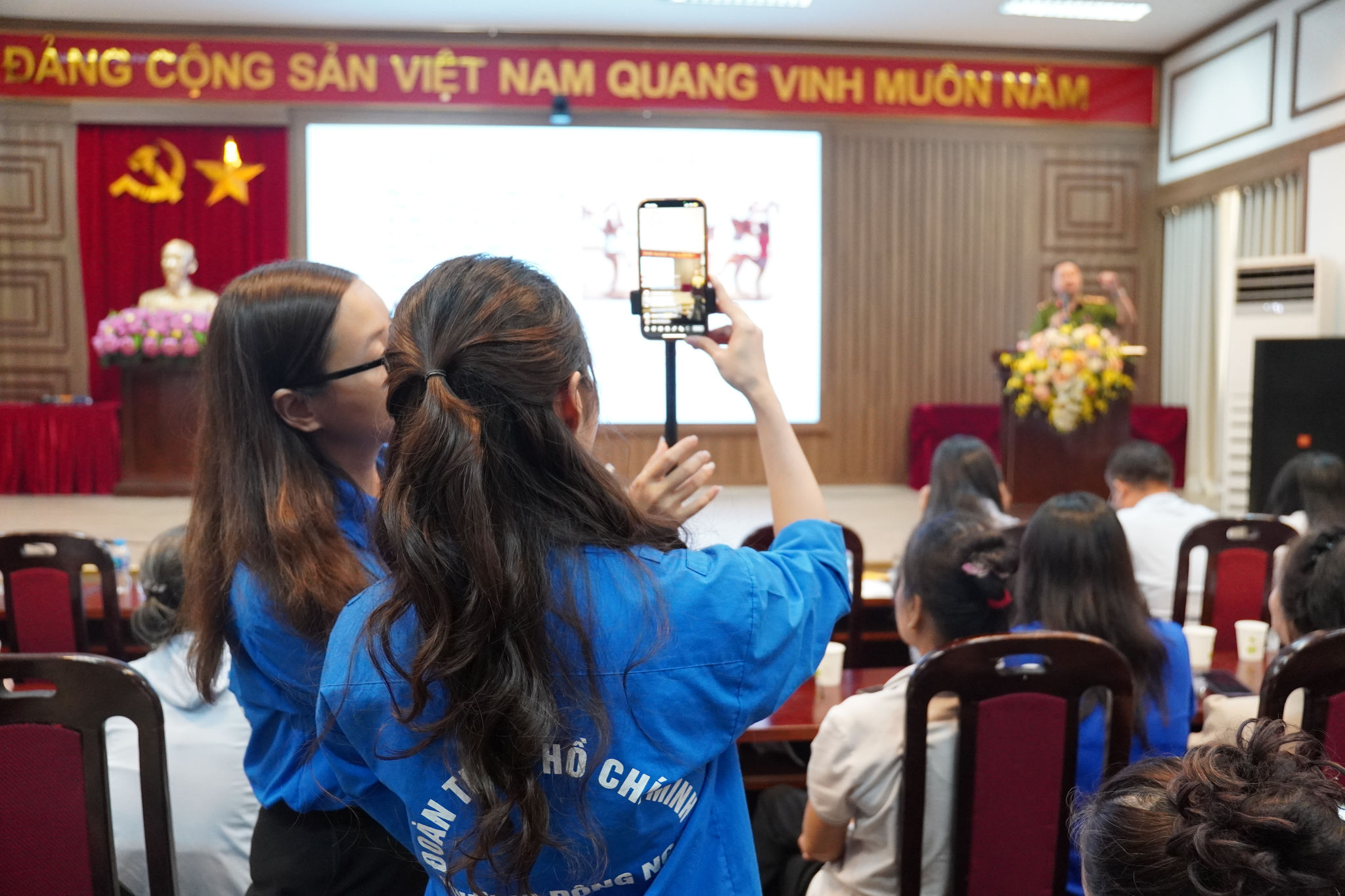 Hội nghị được livestream đồng thời trên 02 nền tảng: Fanpage Mặt trận Tổ quốc Việt Nam phường Đông Ngạc và Fanpage Đoàn Thanh niên phường Đông Ngạc, tạo điều kiện để đông đảo cán bộ, đoàn viên, hội viên và Nhân dân theo dõi, tiếp cận nội dung tập huấn.