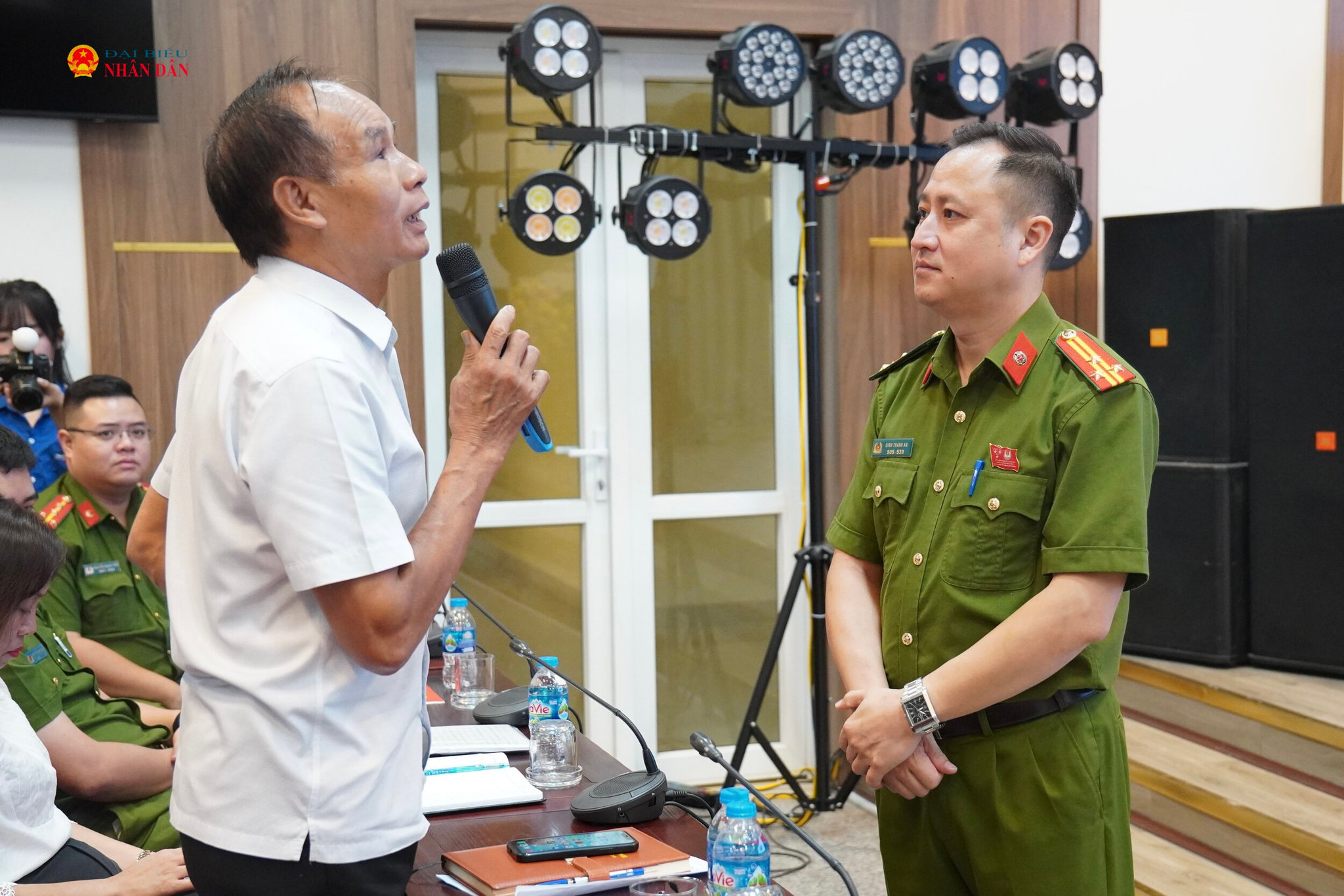 Đại biểu tích cực trao đổi, thảo luận tại hội nghị.