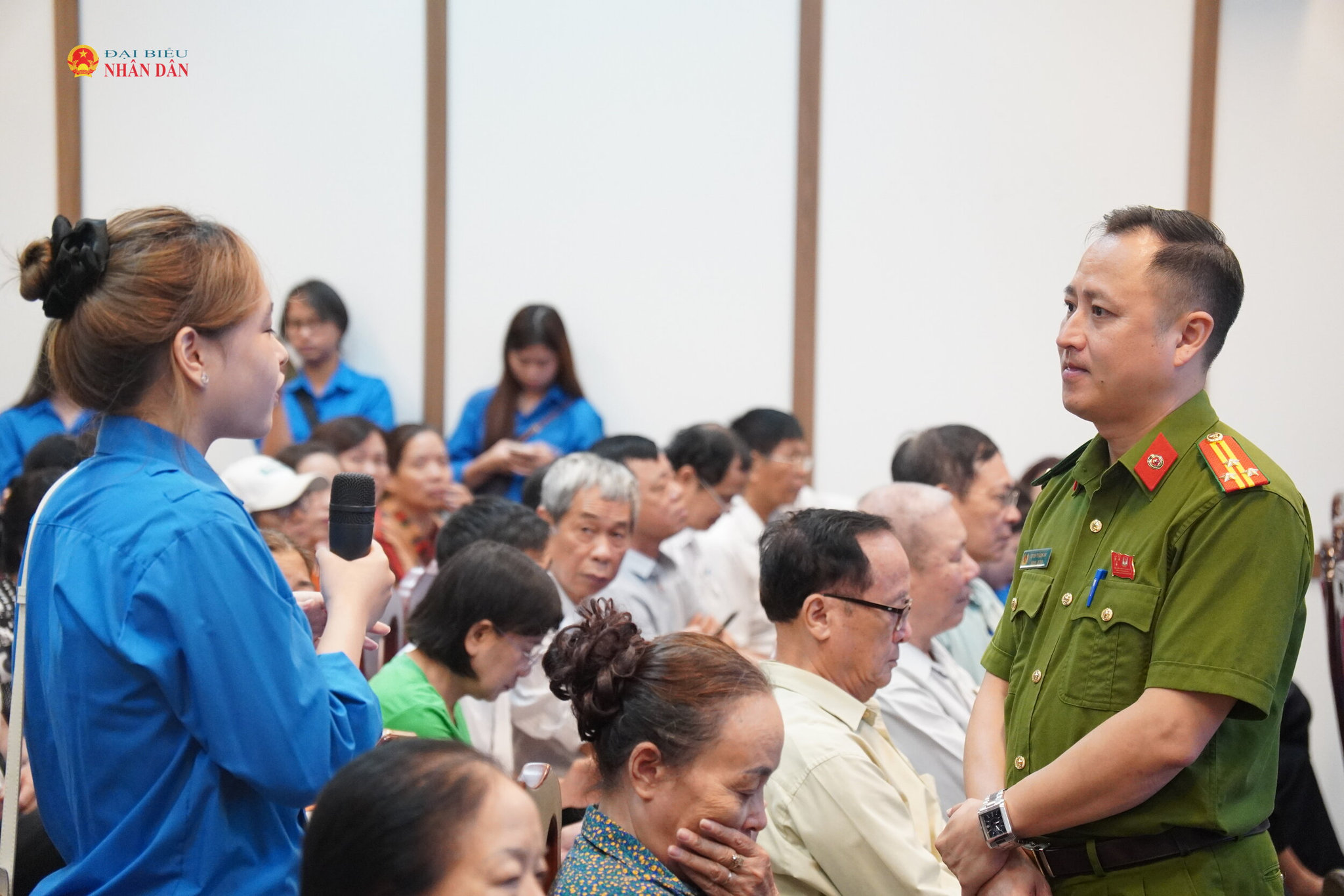 Đại biểu tích cực trao đổi, thảo luận tại hội nghị.