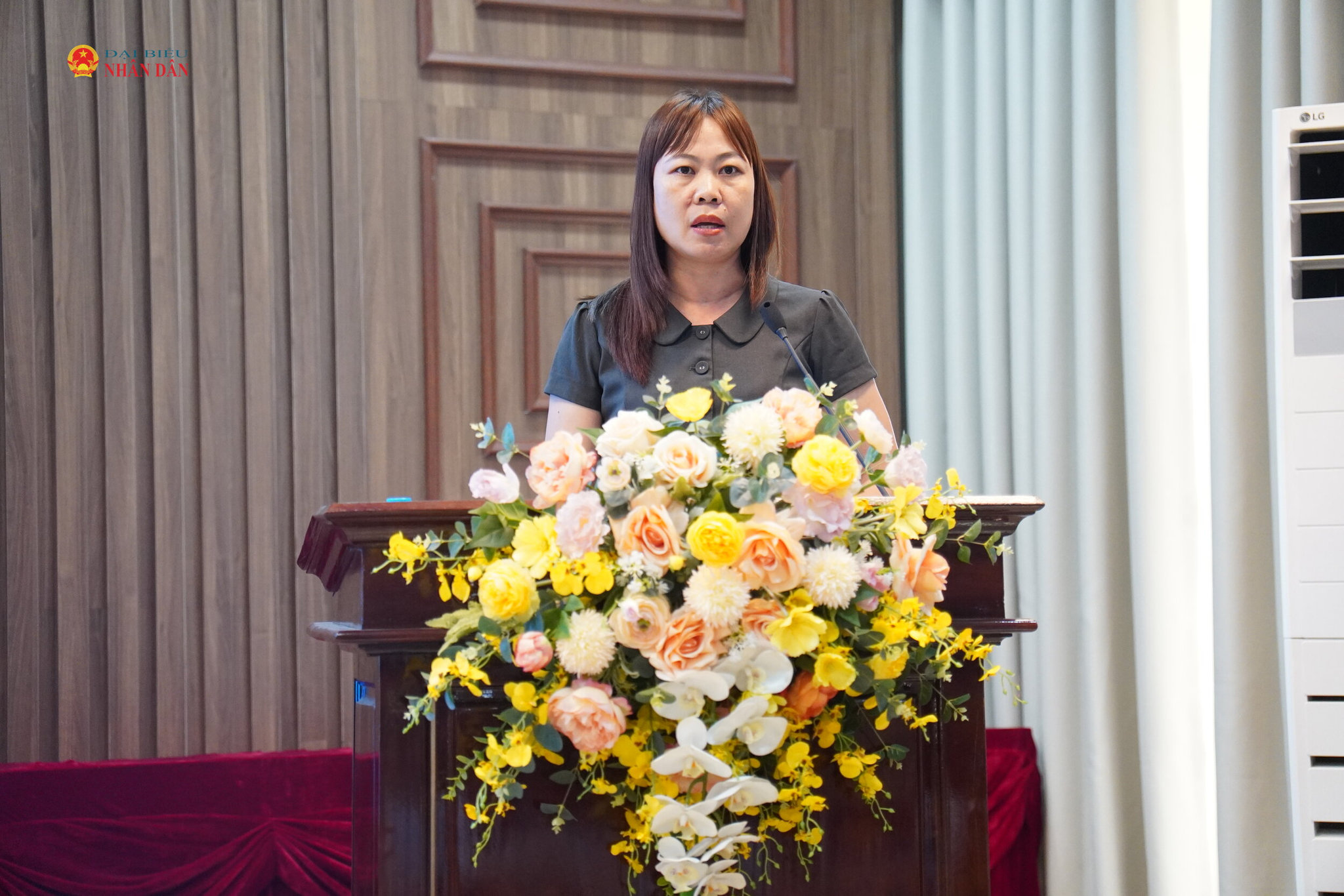 PCT Hội LHPN phường Đông Ngạc Hoàng Phương Lan chủ trì tập huấn nội dung ”Hướng dẫn thực hiện mô hình ”Thôn, Tổ dân phố số” trên ứng dụng Công dân Thủ đô số - iHanoi và mô hình ”Mỗi thành viên Ban CTMT là một tuyên truyền viên số” trên địa bàn phường Đông Ngạc”.