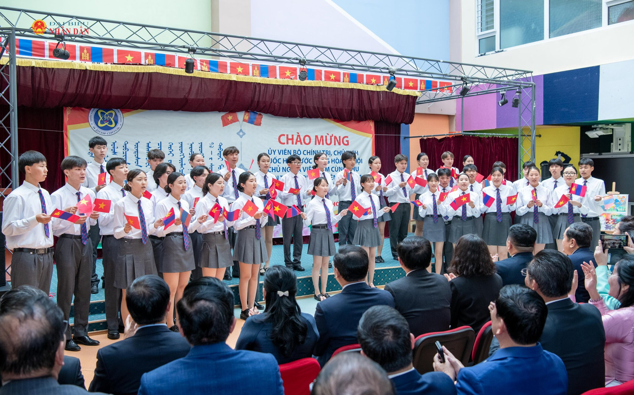 Học sinh Trường 14 biểu diễn văn nghệ chào mừng Chủ tịch Quốc hội Trần Thanh Mẫn và Phu nhân Nguyễn Thị Thanh Nga cùng Đoàn đại biểu cấp cao Việt Nam