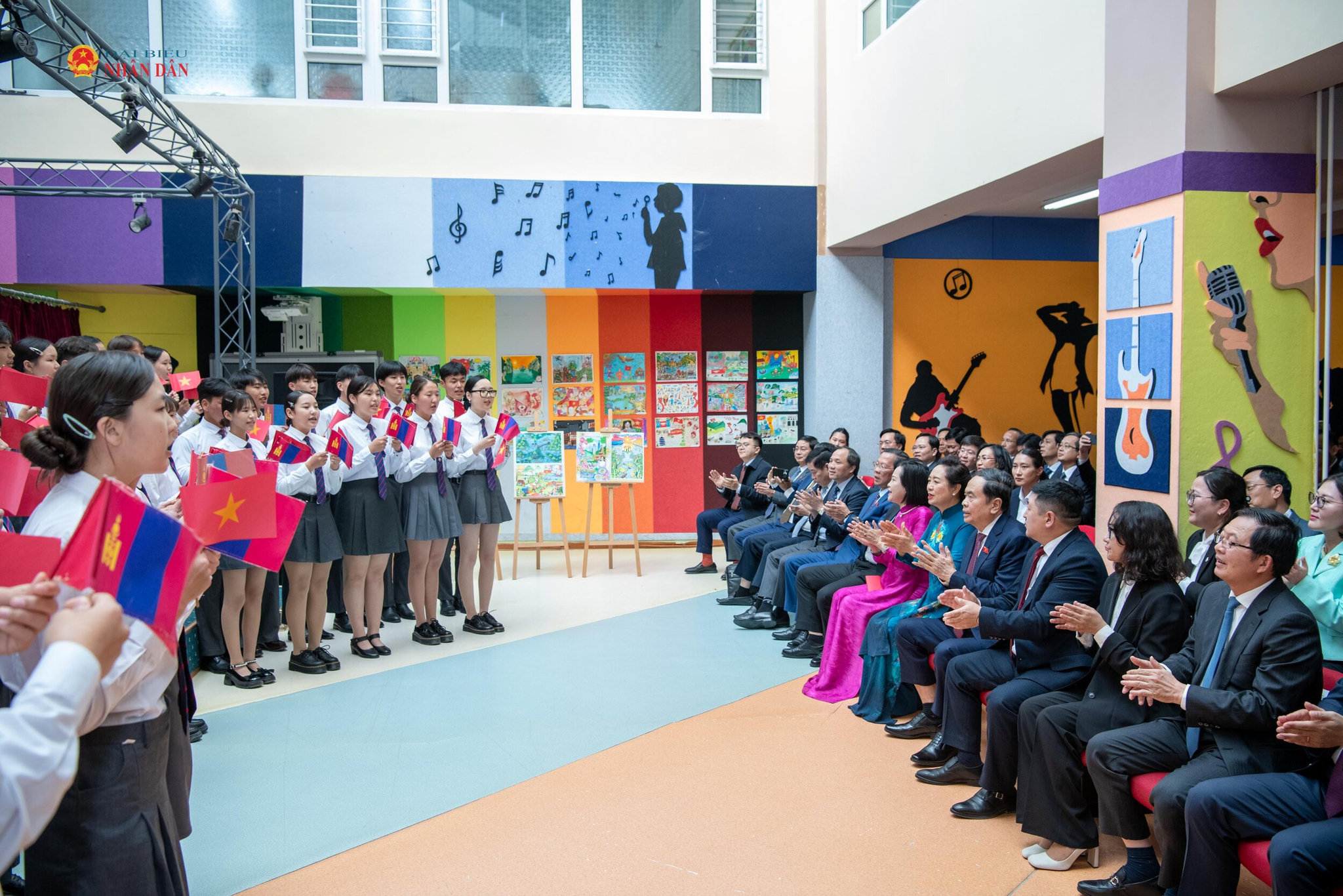 Học sinh Trường 14 biểu diễn văn nghệ chào mừng Chủ tịch Quốc hội Trần Thanh Mẫn và Phu nhân Nguyễn Thị Thanh Nga cùng Đoàn đại biểu cấp cao Việt Nam