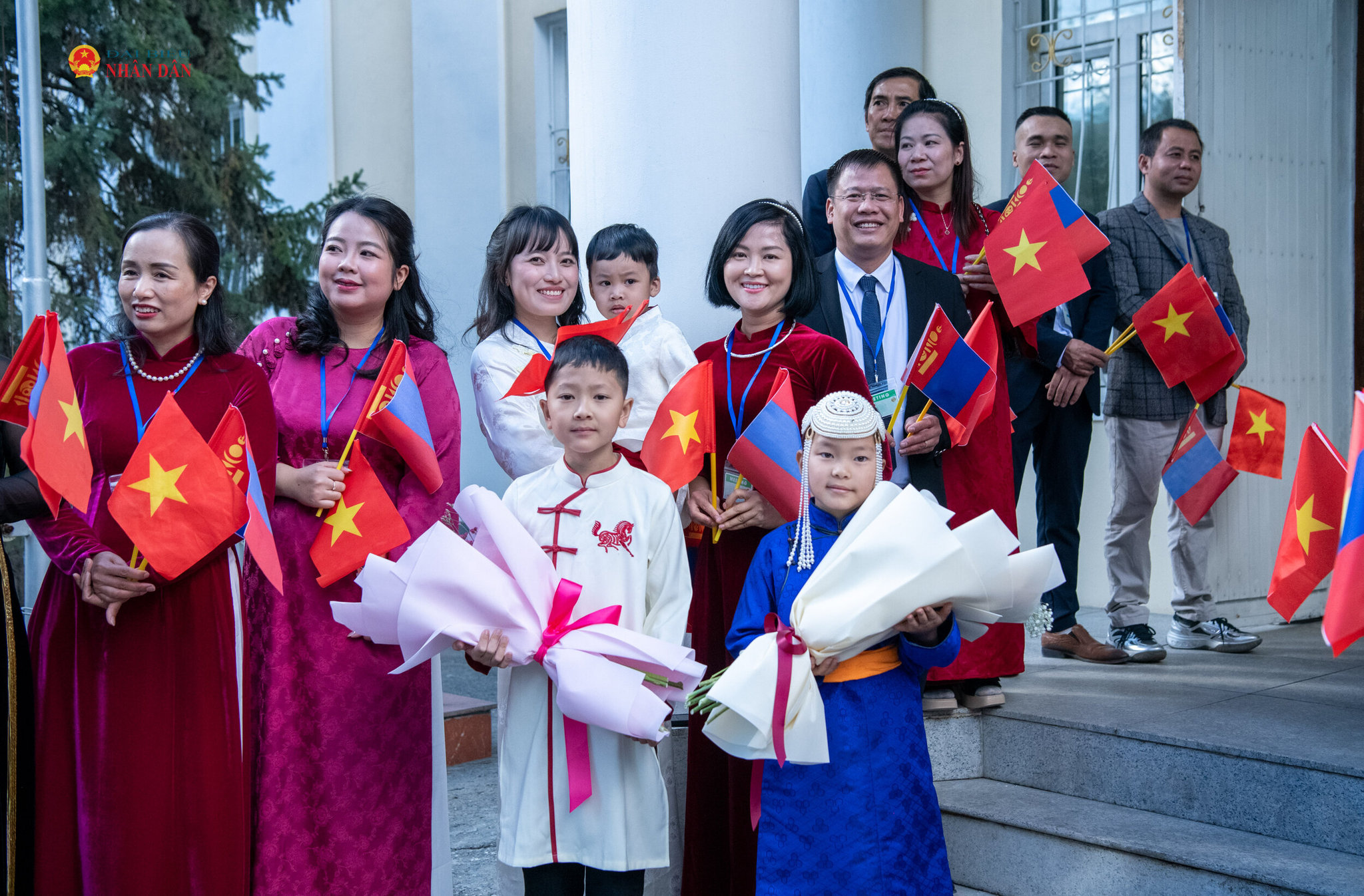 Cán bộ, nhân viên Đại sứ quán Việt Nam và cộng đồng người Việt Nam tại Mông Cổ chào đón Chủ tịch Quốc hội Trần Thanh Mẫn và Phu nhân Nguyễn Thị Thanh Nga cùng Đoàn đại biểu cấp cao Việt Nam