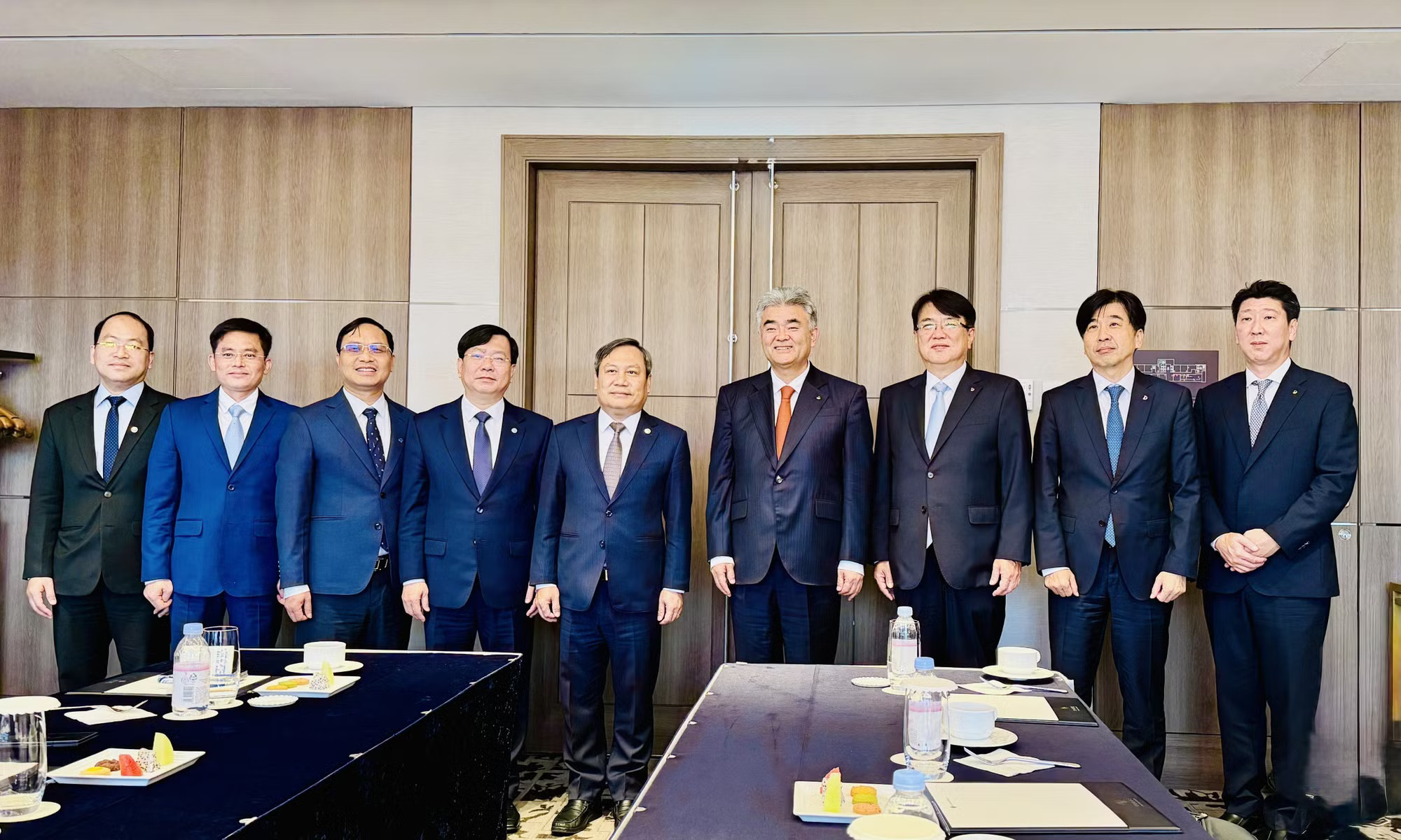 Chủ tịch Ủy ban nhân dân Thành phố Hà Nội Vũ Đại Thắng chụp ảnh với ông Jung Won Ju, Chủ tịch Tập đoàn Daewoo E&C và Ban lãnh đạo