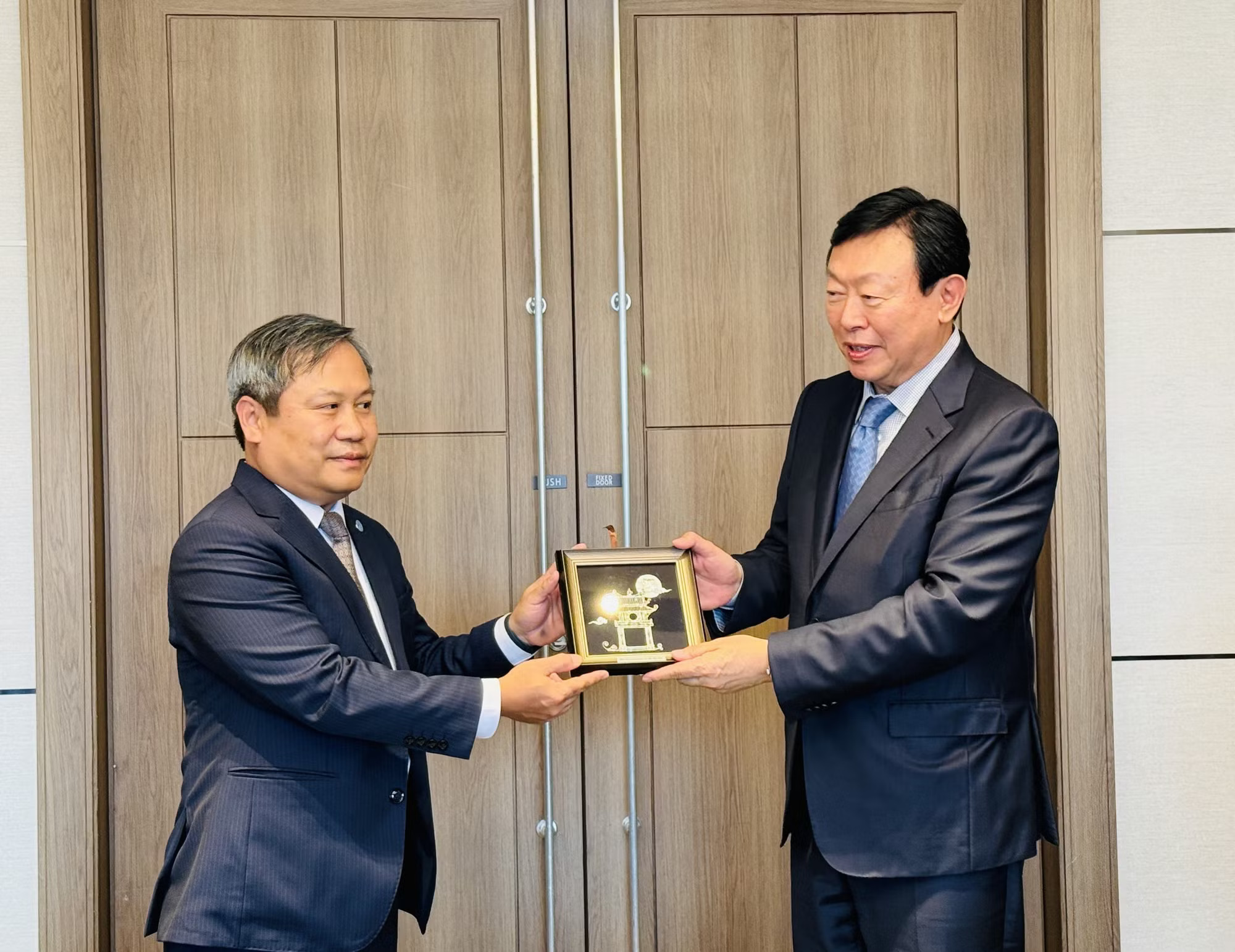 Chủ tịch Ủy ban nhân dân Thành phố Hà Nội Vũ Đại Thắng tặng quà ông Shin Dong-bin, Chủ tịch Tập đoàn Lotte và Ban lãnh đạo