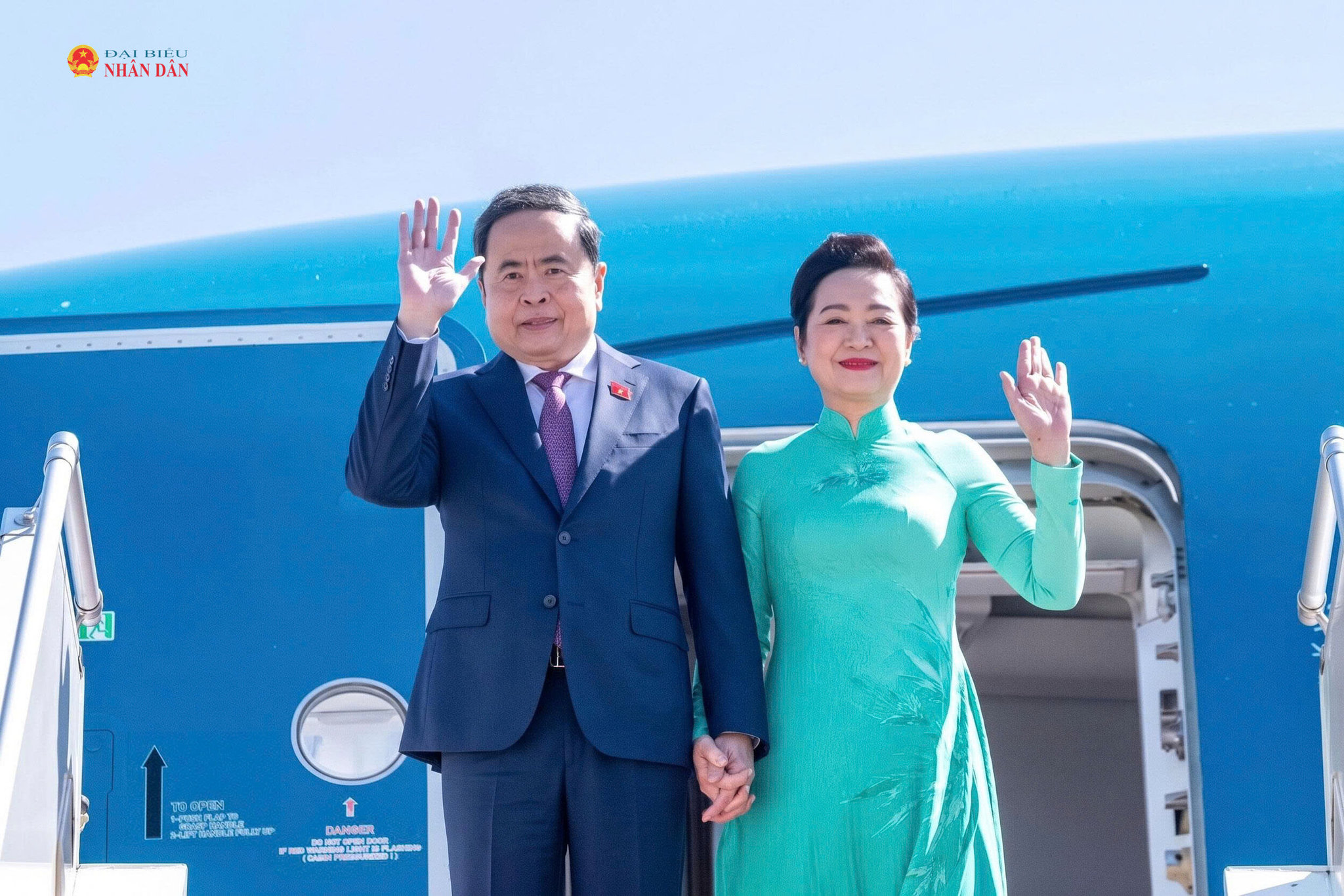 Chủ tịch Quốc hội Trần Thanh Mẫn và Phu nhân Nguyễn Thị Thanh Nga đã tới sân bay Chinggis Khan, Thủ đô Ulaanbaatar, bắt đầu chuyến thăm chính thức Mông Cổ